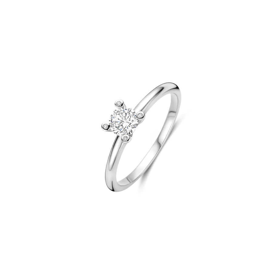 Ontdek verfijnde glans met deze TI SENTO platinakleurig vergulde zilveren ring 12367ZI. Vervaardigd uit 925 sterling zilver en afgewerkt met een platinakleurige laag, leidt de slanke band de blik naar een 5 mm briljant geslepen witte cubic zirconia, gezet in een elegante vierkantszetting. Micro-steentjes op elke punt van de zetting verspreiden lichtpuntjes, waardoor de ijzige schittering van de centrale steen wordt versterkt zonder het ontwerp te overheersen. Draag de ring solo voor een subtiele toets van verfijning, of combineer hem met smalle metalen ringen voor een zorgvuldig samengestelde, sprankelende look. Vervaardigd met zorg voor de gevoelige huid, is deze nikkelvrije en hypoallergene ring comfortabel en van blijvende kwaliteit.