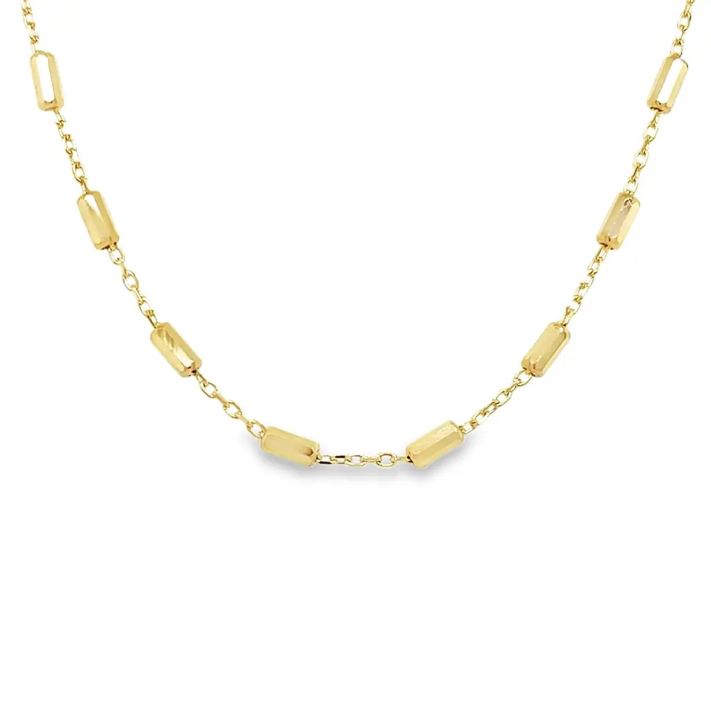 Het 14 Karaats Collier - Ankerschakel met Staafjes uit de Van Zaanen Goud Collectie straalt elegantie en verfijning uit. Dit tijdloze sieraad combineert stevige ankerschakels met subtiele staafjes, perfect voor dagelijks gebruik of speciale gelegenheden. Draag het solo voor een verfijnde look, of in combinatie met andere kettingen voor een trendy, gelaagde stijl.