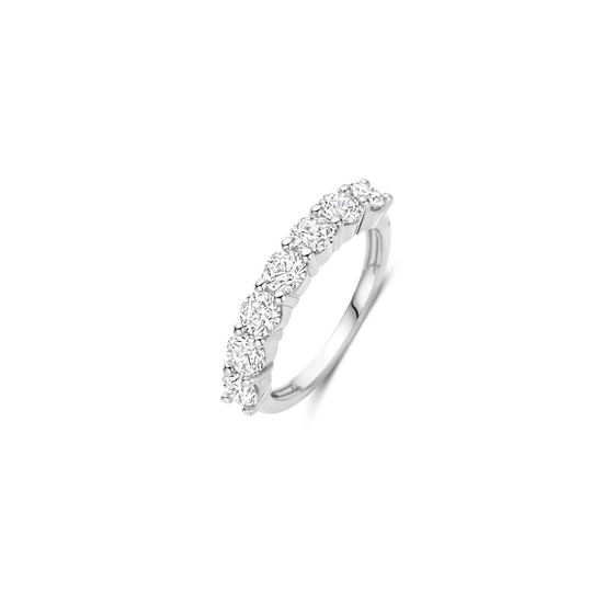 Omarm stralende helderheid met deze TI SENTO platinakleurig vergulde zilveren ring 12380ZI. Gevormd uit 925 sterling zilver en afgewerkt met een spiegelend platinakleurig laagje, is de band bekroond met zeven royale briljant geslepen witte cubic zirconia, die elegant een sprankeling over de vinger verspreiden. Hun vergrote facetten versterken het licht voor een ingetogen maar krachtige glans die moeiteloos van dag naar avond overgaat. Draag de ring solo voor verfijnd minimalisme, of stapel hem met slanke metallic ringen voor je eigen persoonlijke schittering. Nikkelvrij en hypoallergeen, voor luxe comfort bij elk draagmoment.
