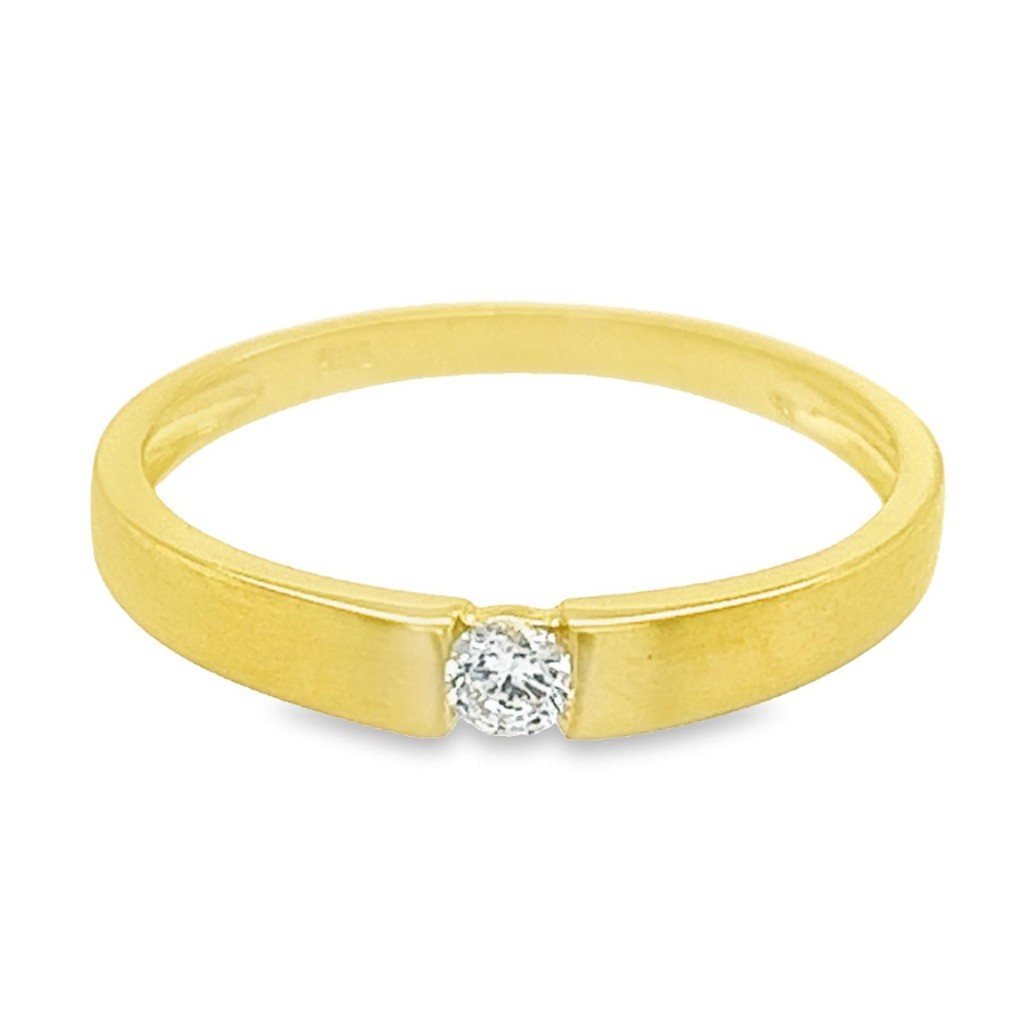 De 14 Karaats Ring met Zirkonia Steen is een prachtige aanvulling voor elke sieradencollectie. Deze ring valt onder de categorie JEWEL en is van het type RING. Draag hem solo voor een subtiele, elegante look of combineer met andere ringen voor een trendy gestapeld effect. Perfect voor zowel dagelijks gebruik als speciale gelegenheden.