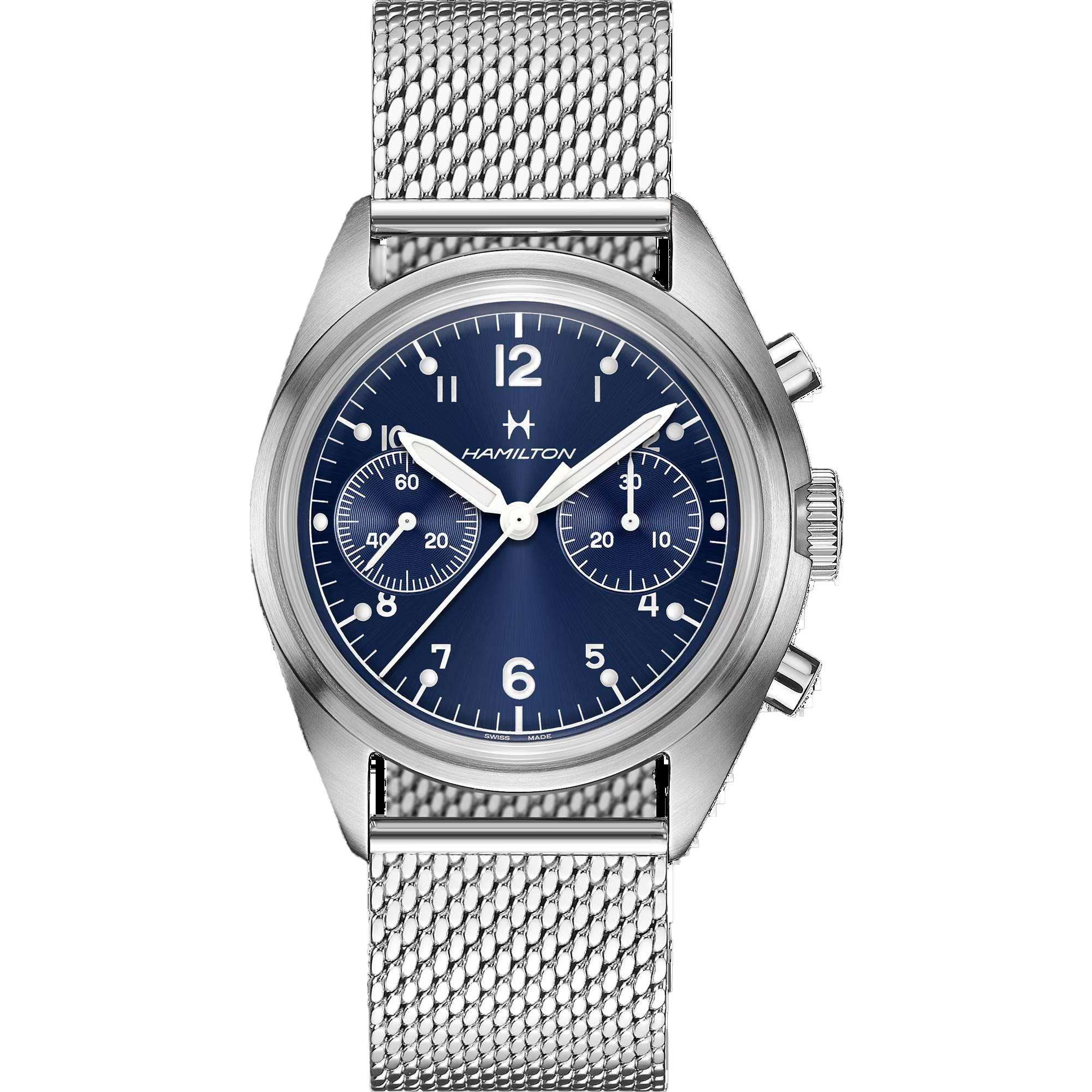 De Khaki Pilot Pioneer Mechanical Chronograph is robuust, betrouwbaar en met de opvallende vintage look van het militaire luchtvaartontwerp brengt de Khaki Pilot Pioneer de vorm en functie terug van chronografen gebruikt door de Britse Royal Air Force-piloten in de jaren 70.  Dit horloge wordt aangedreven door Hamilton's exclusieve handmatig opwindbare H-51-Si uurwerk, heeft een gangreserve van 60 uur en een prachtige wijzerplaat in de kleur Aviation Blue met een sunray finish.