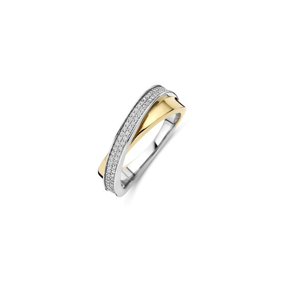Omarm moeiteloze dualiteit met deze TI SENTO vergulde ring 12395ZY. Vervaardigd uit 925 sterling zilver verenigt dit crossover-ontwerp twee sculpturale banden: één goudkleurig verguld, de ander platinakleurig verguld en pavé gezet met briljant geslepen witte zirconia. De vloeiende lijnen draaien in elkaar en creëren een verfijnd contrast van schittering en glans, wat subtiele beweging en fonkeling toevoegt aan elk gebaar. Alleen gedragen maakt hij een elegant statement, gecombineerd in een stack voegt hij diepte en textuur toe aan je dagelijkse collectie. Nikkelvrij en hypoallergeen, deze ring biedt blijvend comfort met een gepolijste, moderne afwerking.