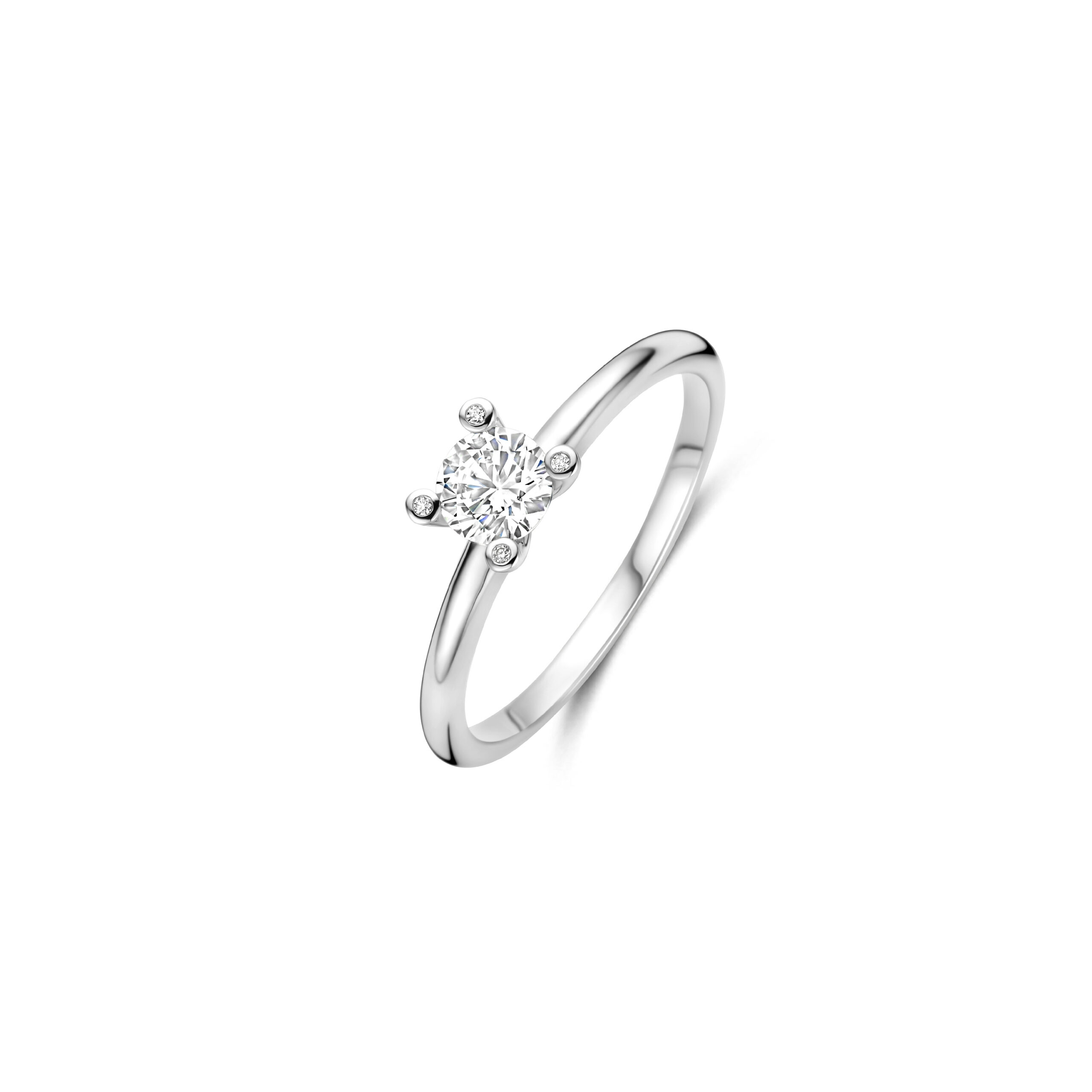 Ontdek verfijnde glans met deze TI SENTO platinakleurig vergulde zilveren ring 12367ZI. Vervaardigd uit 925 sterling zilver en afgewerkt met een platinakleurige laag, leidt de slanke band de blik naar een 5 mm briljant geslepen witte cubic zirconia, gezet in een elegante vierkantszetting. Micro-steentjes op elke punt van de zetting verspreiden lichtpuntjes, waardoor de ijzige schittering van de centrale steen wordt versterkt zonder het ontwerp te overheersen. Draag de ring solo voor een subtiele toets van verfijning, of combineer hem met smalle metalen ringen voor een zorgvuldig samengestelde, sprankelende look. Vervaardigd met zorg voor de gevoelige huid, is deze nikkelvrije en hypoallergene ring comfortabel en van blijvende kwaliteit.