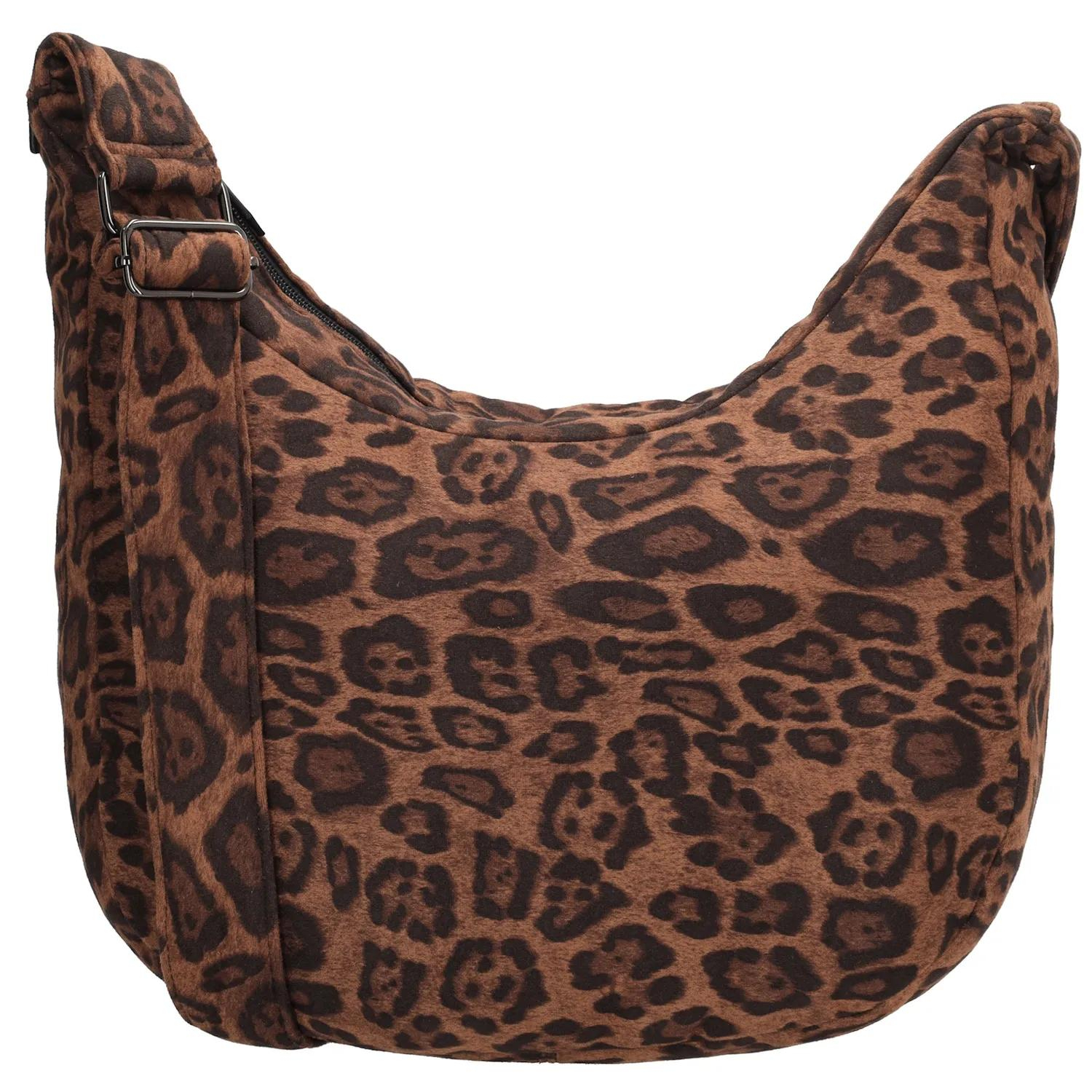 De Beagles Calvia Schoudertas is een trendy puffer tas met een moderne en sportieve uitstraling. Dankzij het lichte materiaal en de praktische indeling is deze tas perfect voor dagelijks gebruik.

De tas sluit met een hoofdrits en heeft aan de binnenkant twee insteekvakken en een ritsvak, ideaal om je spullen overzichtelijk op te bergen. Aan de achterkant bevindt zich een extra ritsvak voor items die je snel bij de hand wilt hebben. De schouderband is verstelbaar, zodat je de tas comfortabel op jouw gewenste lengte kunt dragen.

Kenmerken:


Puffer tas met hoofdrits

Twee insteekvakken en een ritsvak aan de binnenkant

Achterritsvak

Verstelbare schouderband