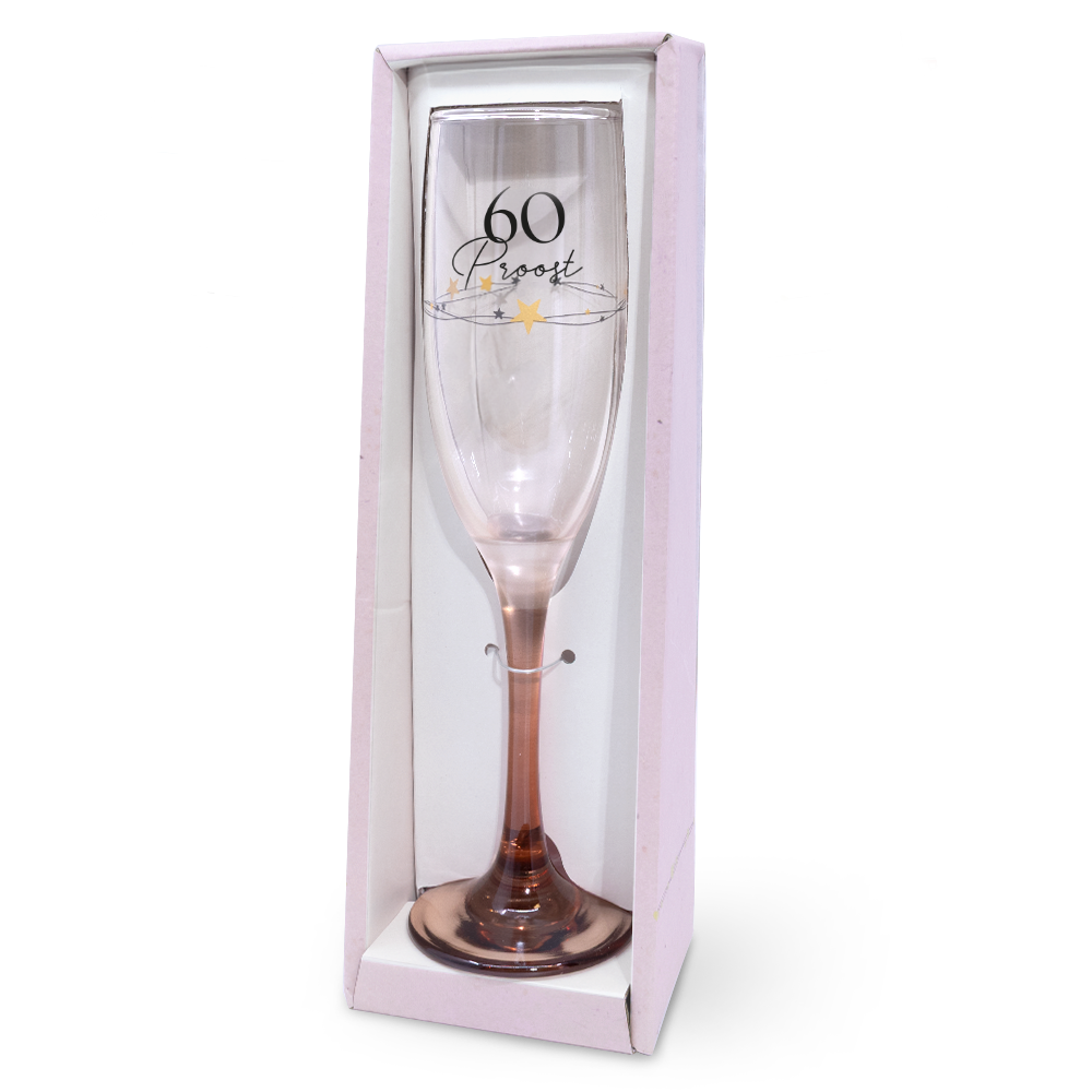 Een verjaardagsfeest, een feest voor pensioen of een bijzondere mijlpaal: het is tijd voor
champagne! Of een overheerlijke fles wijn. Gedronken uit een prachtig mooi glas, met
een unieke boodschap erop. Een boodschap speciaal voor het stralende middelpunt. De
wijn- en champagneglazen zijn stuk voor stuk voorzien van een luxe goud-zwarte
bedrukking en hebben een gekleurde voet. Verpakt in een prachtige halfopen
cadeaudoos zijn deze glazen een perfect cadeau voor alle feestelijke momenten.