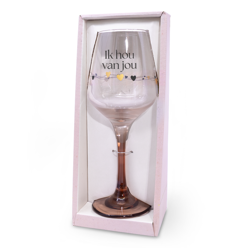 Een verjaardagsfeest, een feest voor pensioen of een bijzondere mijlpaal: het is tijd voor
champagne! Of een overheerlijke fles wijn. Gedronken uit een prachtig mooi glas, met
een unieke boodschap erop. Een boodschap speciaal voor het stralende middelpunt. De
wijn- en champagneglazen zijn stuk voor stuk voorzien van een luxe goud-zwarte
bedrukking en hebben een gekleurde voet. Verpakt in een prachtige halfopen
cadeaudoos zijn deze glazen een perfect cadeau voor alle feestelijke momenten.