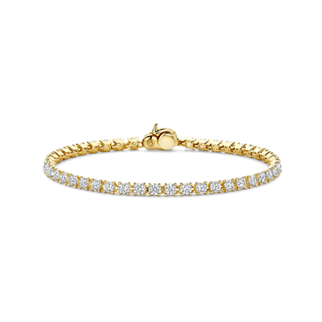 Omarm ingetogen luxe met deze TI SENTO vergulde armband 2995ZY. Vervaardigd uit hoogwaardig 925 sterling zilver en afgewerkt met een rijke goudkleurige vergulding is deze verfijnde tennisarmband voorzien van een enkele rij van 2,5 mm witte zirconia. Elke steen is met de hand gezet in delicate klauwzettingen en biedt een gracieuze fonkeling die het licht moeiteloos vangt. Het slanke silhouet geeft dit sieraad een tijdloze, vrouwelijke uitstraling. Ideaal voor dagelijks gebruik of elegante gelegenheden. De veilige sluiting is naadloos geïntegreerd voor een gepolijste, ononderbroken afwerking. Perfect om alleen te dragen als statement of gecombineerd met andere armbanden, verrijkt het iedere sieradencollectie met zijn klassieke design. Een subtiel icoon van sieradenkunst, ontworpen voor wie detail en vakmanschap waardeert. Nikkelvrij en hypoallergeen, het biedt blijvend comfort en stralende glans.