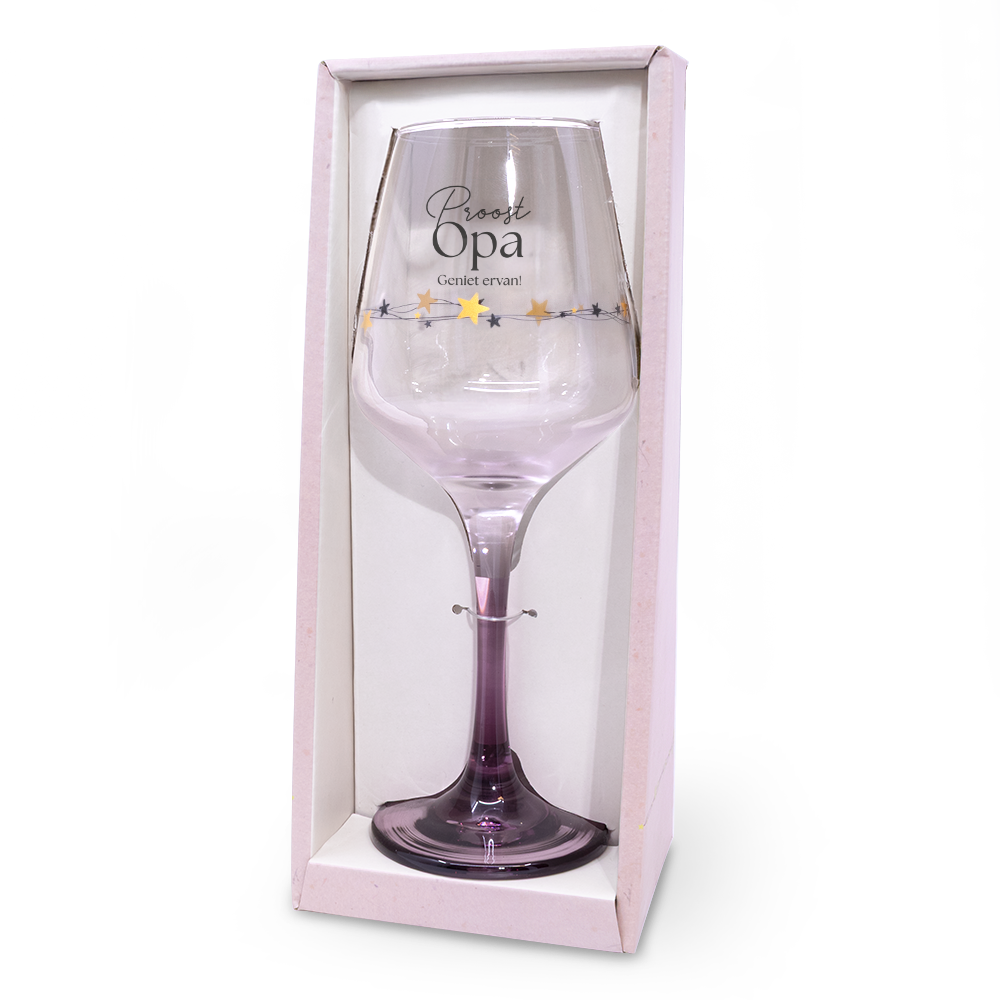 Een verjaardagsfeest, een feest voor pensioen of een bijzondere mijlpaal: het is tijd voor
champagne! Of een overheerlijke fles wijn. Gedronken uit een prachtig mooi glas, met
een unieke boodschap erop. Een boodschap speciaal voor het stralende middelpunt. De
wijn- en champagneglazen zijn stuk voor stuk voorzien van een luxe goud-zwarte
bedrukking en hebben een gekleurde voet. Verpakt in een prachtige halfopen
cadeaudoos zijn deze glazen een perfect cadeau voor alle feestelijke momenten.