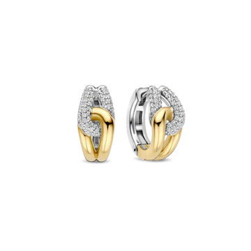 Stap in de spotlight met deze sculpturale TI SENTO vergulde oorbellen 78033ZY. Vervaardigd uit 925 sterling zilver, wikkelen ze zich om het oor in een gedurfde draai van contrast en schittering. De ene zijde is goudkleurig verguld, terwijl de andere zijde platinakleurig verguld is en bezet met twee gebogen rijen briljant geslepen witte zirconia. Het verstrengelde ontwerp vangt het licht vanuit elke hoek en zorgt voor een perfecte balans tussen textuur, fonkeling en verfijning. Nikkelvrij en hypoallergeen, deze oorbellen zijn gemaakt voor luxe die de hele dag door gedragen kan worden, met een zelfverzekerde uitstraling.