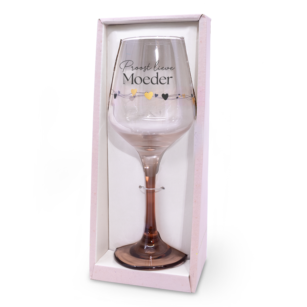 Een verjaardagsfeest, een feest voor pensioen of een bijzondere mijlpaal: het is tijd voor
champagne! Of een overheerlijke fles wijn. Gedronken uit een prachtig mooi glas, met
een unieke boodschap erop. Een boodschap speciaal voor het stralende middelpunt. De
wijn- en champagneglazen zijn stuk voor stuk voorzien van een luxe goud-zwarte
bedrukking en hebben een gekleurde voet. Verpakt in een prachtige halfopen
cadeaudoos zijn deze glazen een perfect cadeau voor alle feestelijke momenten.