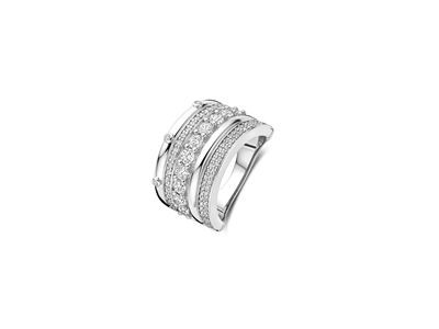 Laat je omringen door sculpturale schittering met deze TI SENTO platinakleurig vergulde ring 12396ZI. Vervaardigd uit 925 sterling zilver met een stralende platinakleurige afwerking toont dit breedbandontwerp vijf sprankelende rijen met de hand gezette zirconia in een mix van pavé-, rand- en klauwzettingen. Elke rij biedt zijn eigen textuur en fonkeling en creëert zo een ritmische harmonie van licht over de vinger. Gedurfd maar verfijnd, hij verheft elke outfit met zelfverzekerde allure, perfect om alleen te dragen of te combineren met slanke zilveren accenten. Nikkelvrij en hypoallergeen, deze ring garandeert draagcomfort van dag tot nacht en blijvende elegantie.