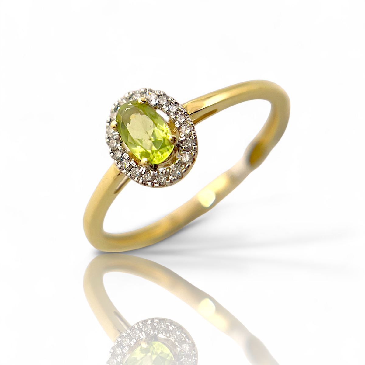 De Fantasie ring modelnummer LGGA68600330 bevat een peridot van 0,22 ct en een diamant van 0,07 ct. Deze juweelring, straalt elegantie uit. Draag hem solo voor een subtiele, verfijnde look of combineer met andere ringen voor een stijlvolle, gelaagde uitstraling. Perfect voor zowel dagelijkse als speciale gelegenheden.