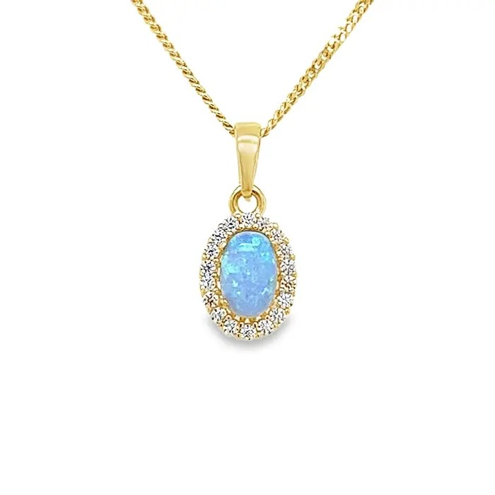 De 14 Karaats Hanger met Opaliet en Zirkonia van de Van Zaanen Goud Collectie combineert elegantie en verfijning. De opaliet schittert zacht, terwijl de zirkonia voor een sprankelend accent zorgt. Perfect te dragen aan een fijne gouden ketting voor een subtiele, stijlvolle look bij elke gelegenheid, van dagelijks gebruik tot speciale evenementen.