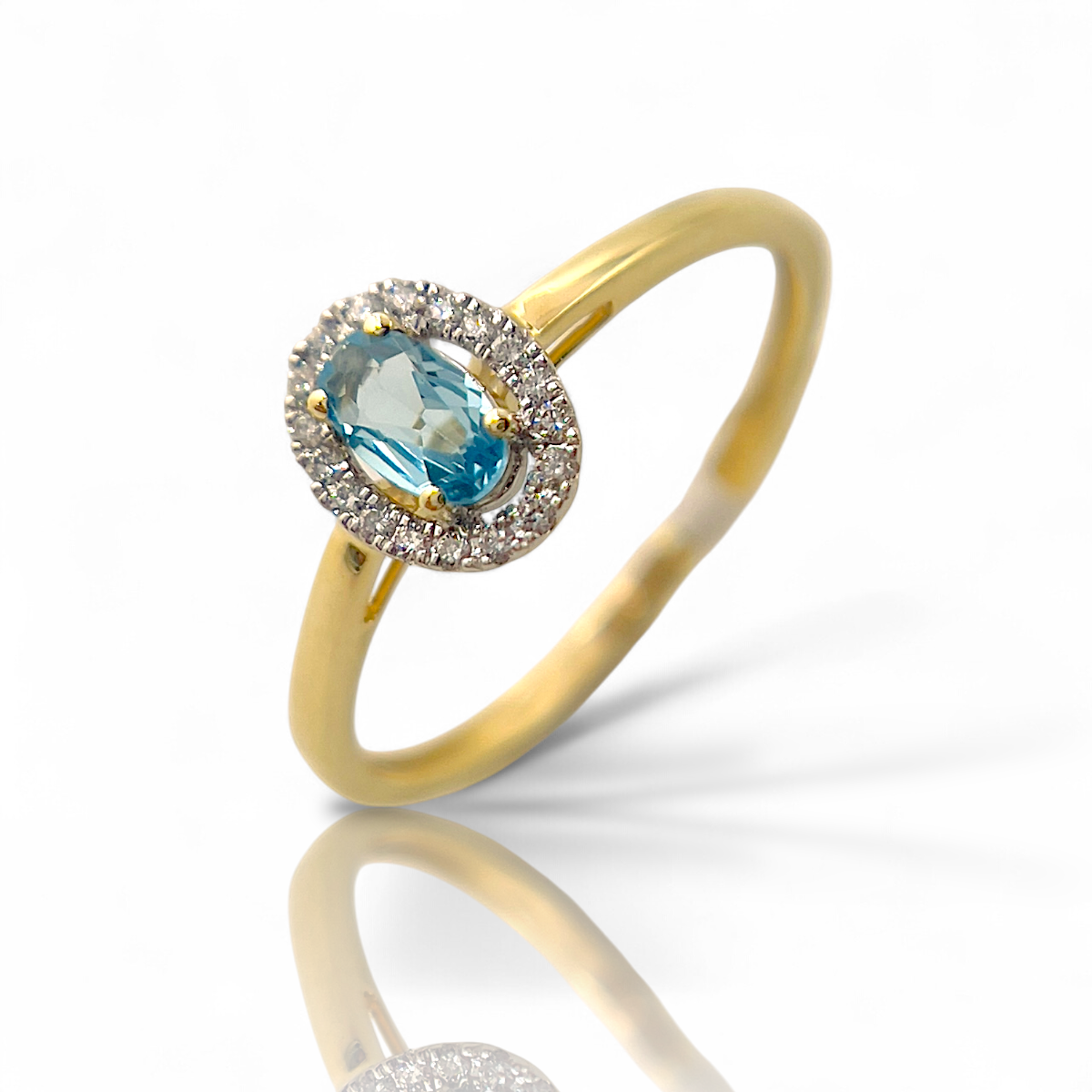 De Fantasie ring met modelnummer LGGA6859 straalt verfijnde luxe uit, met een schitterende blauwe topaas van 0,28 karaat en een diamanten accent van 0,07 karaat. Perfect voor speciale gelegenheden of om dagelijks elegantie toe te voegen. Draag het solo als statementstuk of combineer met andere fijne sieraden voor een gelaagde, verfijnde look. Categorie: Juwelen, Type: Ring met edelsteen.