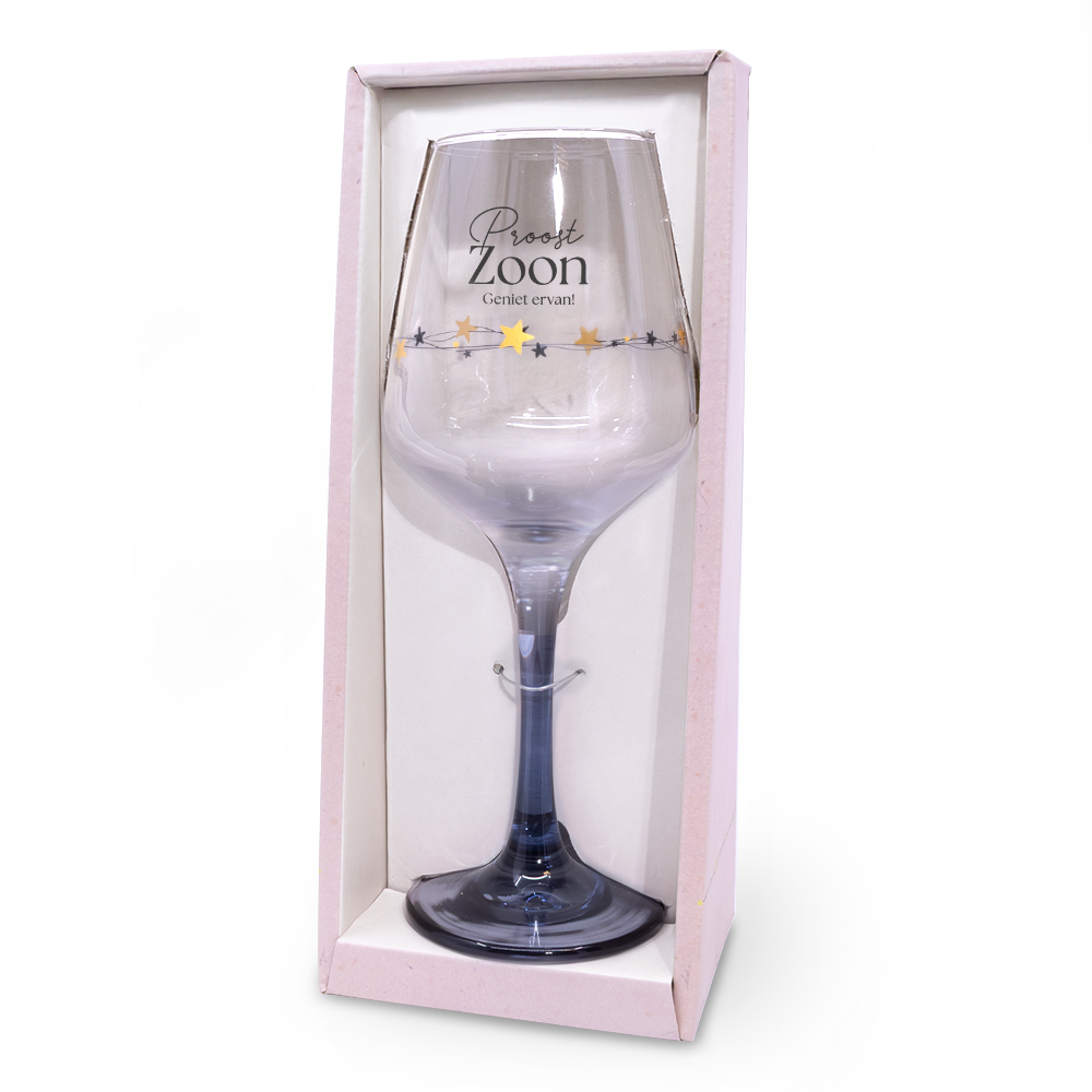 Een verjaardagsfeest, een feest voor pensioen of een bijzondere mijlpaal: het is tijd voor
champagne! Of een overheerlijke fles wijn. Gedronken uit een prachtig mooi glas, met
een unieke boodschap erop. Een boodschap speciaal voor het stralende middelpunt. De
wijn- en champagneglazen zijn stuk voor stuk voorzien van een luxe goud-zwarte
bedrukking en hebben een gekleurde voet. Verpakt in een prachtige halfopen
cadeaudoos zijn deze glazen een perfect cadeau voor alle feestelijke momenten.