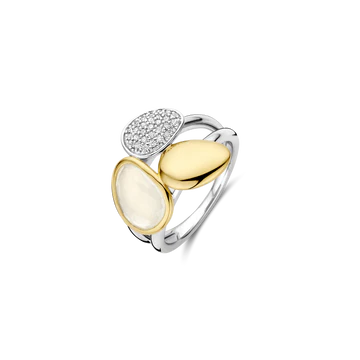 Vier moderne harmonie met deze TI SENTO goudkleurig vergulde zilveren ring 12387MW. Drie sculpturale pebble-vormen sieren de slanke, platinakleurig afgewerkte band: een melkachtig witte fantasy-cut steen omlijst met warm goudkleurig verguld, een gepolijste goudkleurig vergulde pebble die zacht licht weerspiegelt, en een platinakleurig vergulde schijf pavé-gezette met briljant witte cubic zirconia voor een subtiele sprankeling. Het asymmetrische trio creëert diepte, beweging en een kunstzinnig spel van textuur dat moeiteloos overgaat van strakke daglooks tot avondelijke zijde. Draag de ring solo voor opvallende finesse, of stapel hem met slanke metallic ringen om je eigen sprankelende verhaal samen te stellen. Zoals al onze TI SENTO sieraden is deze ring nikkelvrij en hypoallergeen, en combineert blijvende stijl met comfortabel draagplezier.