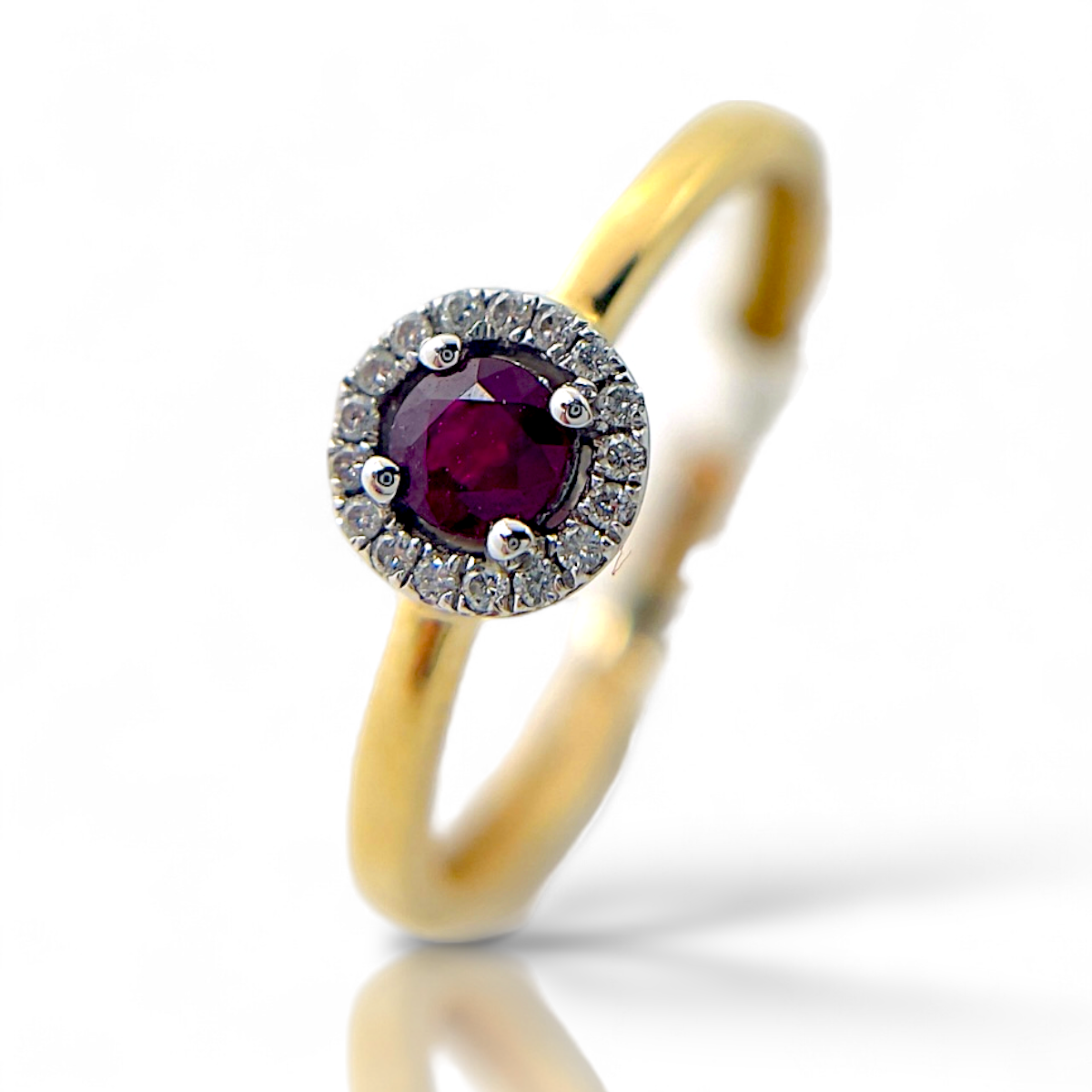 De Fantasie ring, modelnummer LGGE04510330, is een verfijnd sieraad met een robijn van 0.20 crt en diamanten van 0.05 crt. Gemaakt van 14 kr goud, straalt deze ring elegantie uit. Het beste te dragen als een opvallend statementstuk bij speciale gelegenheden of als een verfijnd dagelijks accessoire.