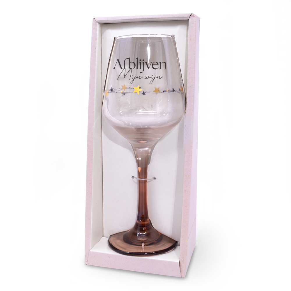 Een verjaardagsfeest, een feest voor pensioen of een bijzondere mijlpaal: het is tijd voor
champagne! Of een overheerlijke fles wijn. Gedronken uit een prachtig mooi glas, met
een unieke boodschap erop. Een boodschap speciaal voor het stralende middelpunt. De
wijn- en champagneglazen zijn stuk voor stuk voorzien van een luxe goud-zwarte
bedrukking en hebben een gekleurde voet. Verpakt in een prachtige halfopen
cadeaudoos zijn deze glazen een perfect cadeau voor alle feestelijke momenten.