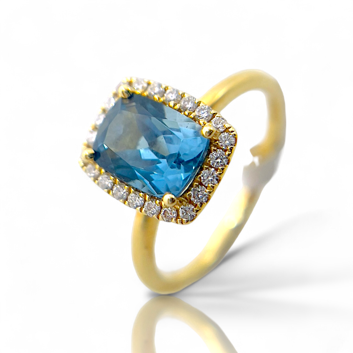 De Fantasie ring met modelnummer LGJ39070330 bevat een prachtige London Blue Topaas van 1.85 crt en schitterende diamanten van 0.18 crt, G/SI gezet in 18 karaat goud. Deze elegante ring voegt een vleugje luxe en verfijning toe aan elke outfit. Draag deze ring als een opvallend sieraad bij speciale gelegenheden of om een dagelijkse look te verrijken.