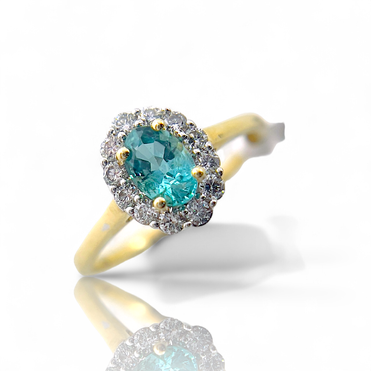 De Etourage ring met Smaragd 0,45 crt en Diamanten 0,25 crt in 14-karaats goud, modelnummer LGF10550330, is een schitterend sieraad dat je elegantie benadrukt. Combineer het met andere gouden sieraden voor een harmonieuze look of draag het als een opvallend solo-stuk voor een verfijnde uitstraling bij elke gelegenheid. Perfect voor speciale gelegenheden.