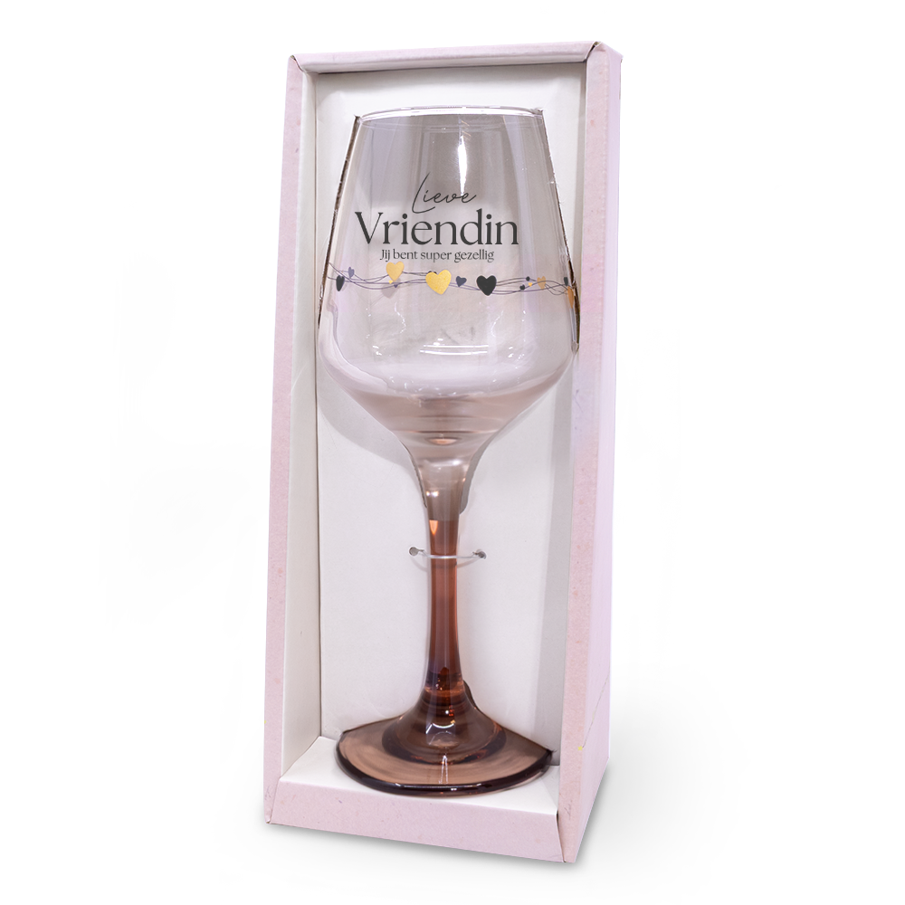Een verjaardagsfeest, een feest voor pensioen of een bijzondere mijlpaal: het is tijd voor
champagne! Of een overheerlijke fles wijn. Gedronken uit een prachtig mooi glas, met
een unieke boodschap erop. Een boodschap speciaal voor het stralende middelpunt. De
wijn- en champagneglazen zijn stuk voor stuk voorzien van een luxe goud-zwarte
bedrukking en hebben een gekleurde voet. Verpakt in een prachtige halfopen
cadeaudoos zijn deze glazen een perfect cadeau voor alle feestelijke momenten. 