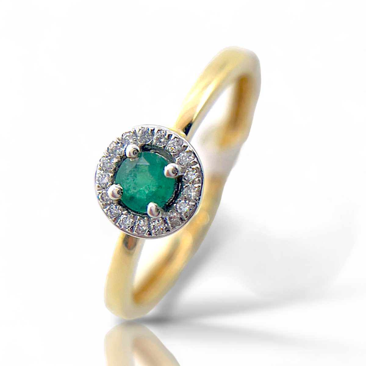 De Fantasie ring Smaragd 0.14 crt en Diamanten 0.05 crt, modelnummer LGGE15160330, straalt luxe uit met 14-karaats goud. Ideaal voor speciale gelegenheden, perfect om de aandacht te trekken met zijn schitterende smaragd en diamanten. Combineer met minimalistische sieraden om de ring extra te laten opvallen. Een statement stuk voor elke juwelencollectie.