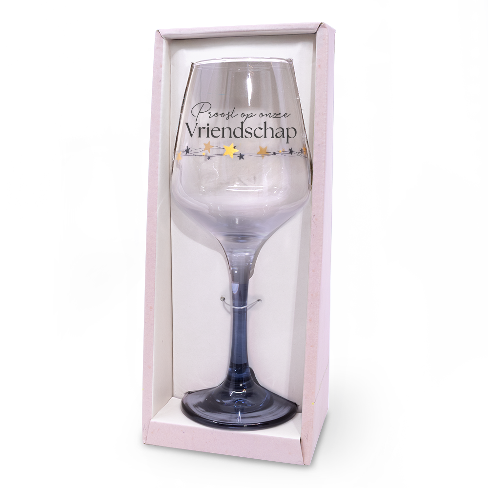 Een verjaardagsfeest, een feest voor pensioen of een bijzondere mijlpaal: het is tijd voor
champagne! Of een overheerlijke fles wijn. Gedronken uit een prachtig mooi glas, met
een unieke boodschap erop. Een boodschap speciaal voor het stralende middelpunt. De
wijn- en champagneglazen zijn stuk voor stuk voorzien van een luxe goud-zwarte
bedrukking en hebben een gekleurde voet. Verpakt in een prachtige halfopen
cadeaudoos zijn deze glazen een perfect cadeau voor alle feestelijke momenten. 