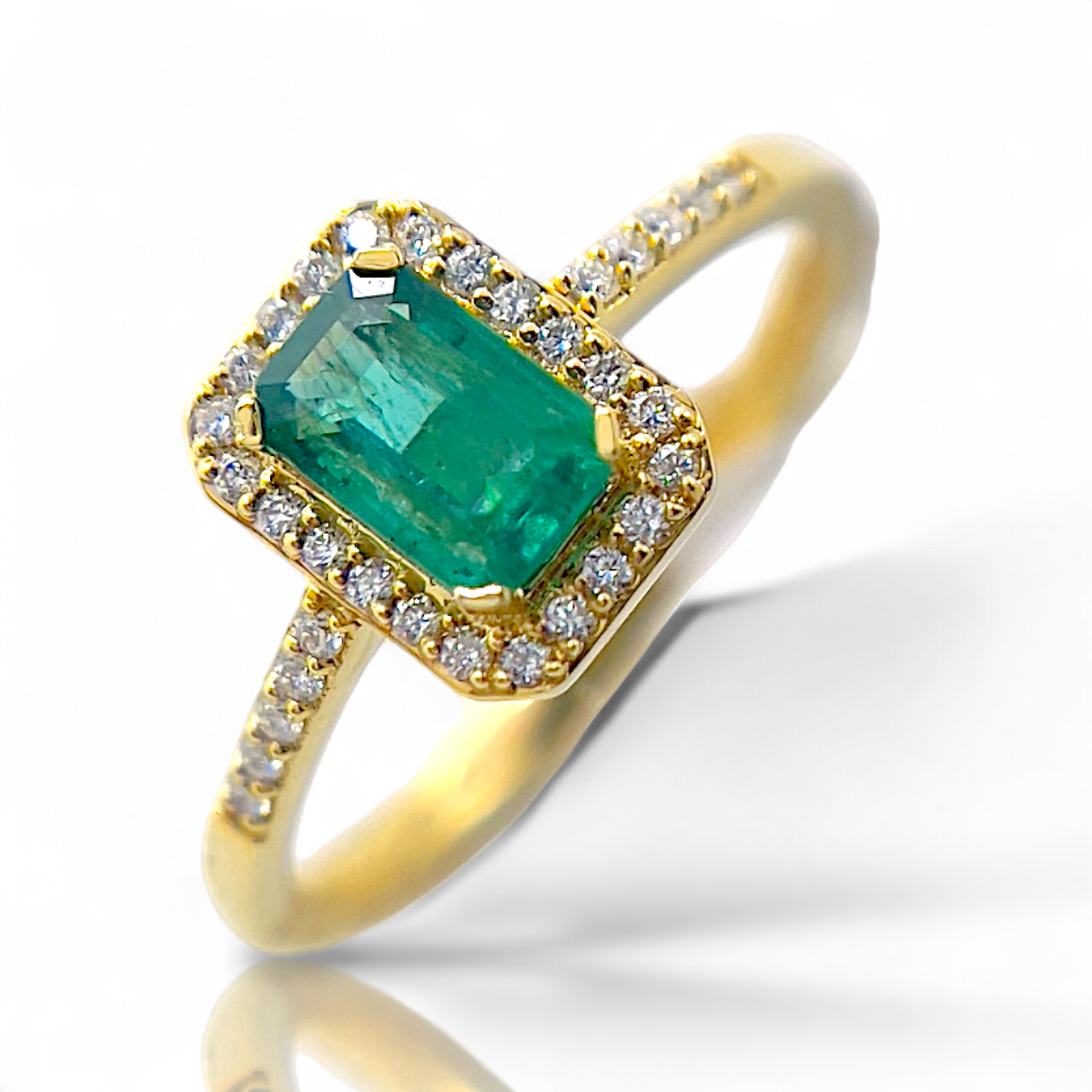 De Smaragd ring model RN422801 is een prachtige juweel, voorzien van een 0,53 karaat Emerald geslepen smaragd en 0,12 VS/F karaat diamanten, alles in 18 karaats goud. Perfect te dragen bij speciale gelegenheden voor een verfijnde look of dagelijks als statement piece. Combineer met goudkleurige accessoires voor een elegante uitstraling. Categorie: Juweel, Type: Ring met edelsteen.