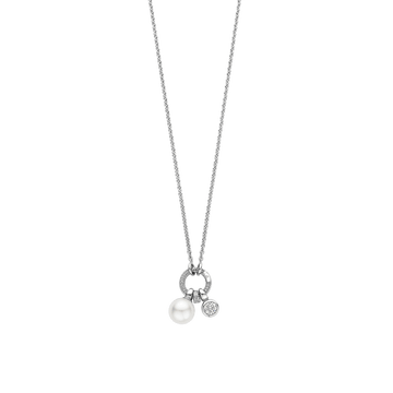 Verhef dagelijkse elegantie met dit TI SENTO zilveren collier 34113PW, een delicaat sieraad dat tijdloze elementen samenbrengt met een speelse charme. Vervaardigd uit hoogwaardig 925 sterling zilver en afgewerkt met een platinakleurige vergulding voor blijvende schittering is dit collier voorzien van een pavé gezette cirkelhanger, versierd met twee verfijnde charms: een gladde witte parel en een randgezette zirconia. Elk element voegt een subtiele laag van textuur, licht en verfijning toe. Dit verfijnde hanger-collier is een veelzijdig sieraad, perfect om te combineren met minimalistische zilveren colliers of alleen gedragen als signatuurdetail. Of je nu op zoek bent naar een parelcollier, een charm-hanger of een betekenisvol cadeau, dit ontwerp biedt blijvende aantrekkingskracht en dagelijkse luxe. Combineer het met een klassieke witte blouse of een zachte knit om de vrouwelijke details te accentueren. Nikkelvrij en hypoallergeen, ontworpen om blijvend draagcomfort en moeiteloze elegantie te bieden in één verfijnd silhouet.