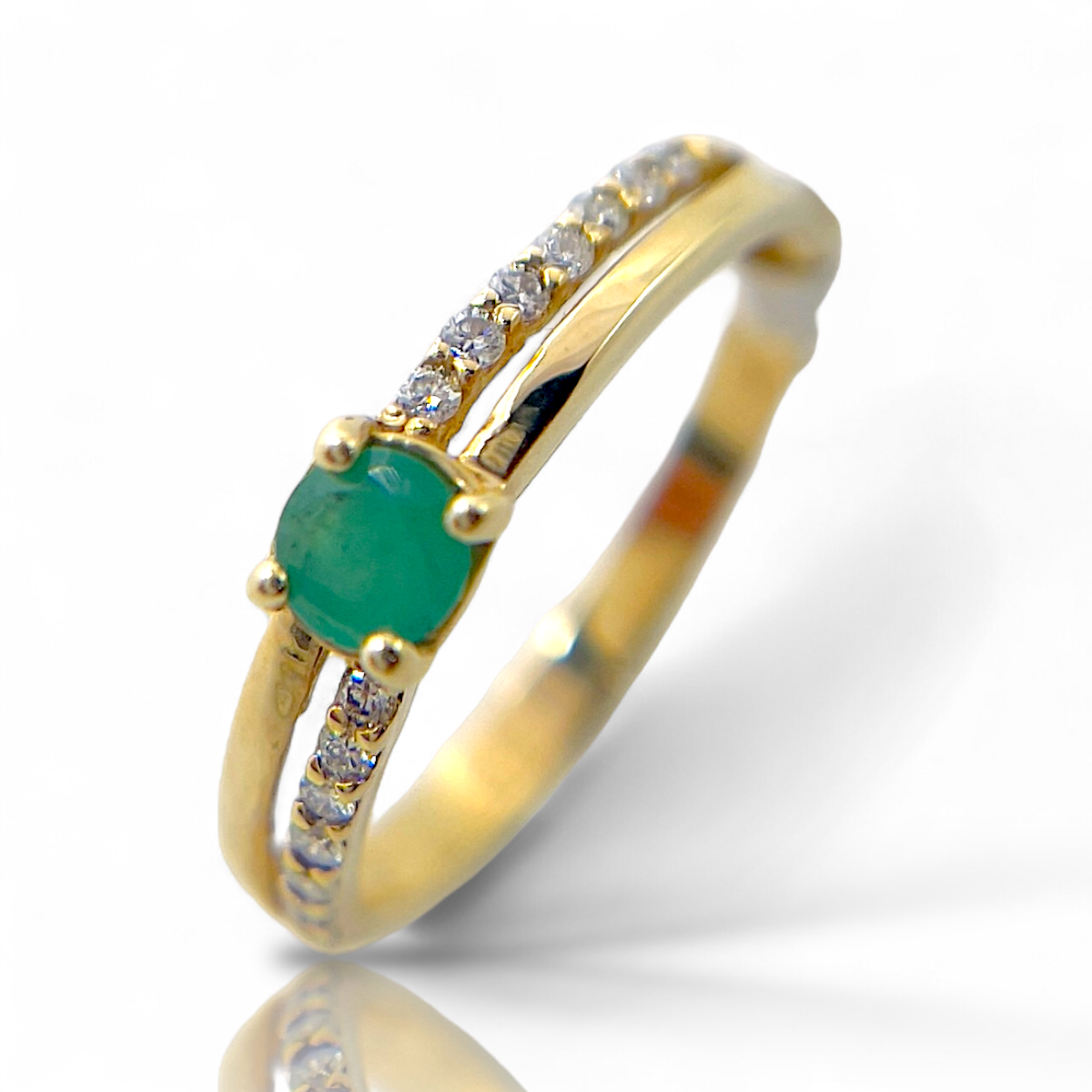 De Fantasie Ring Smaragd met modelnummer VIC.S13391 is een stijlvolle 14-karaats gouden ring, bezet met een smaragd van 0,20 karaat en diamanten van 0,13 karaat in de band. Perfect voor speciale gelegenheden, draag hem solo voor een elegante uitstraling of combineer met andere fijne sieraden voor een gelaagde look. Een verfijnde keuze voor elke juweelliefhebber.