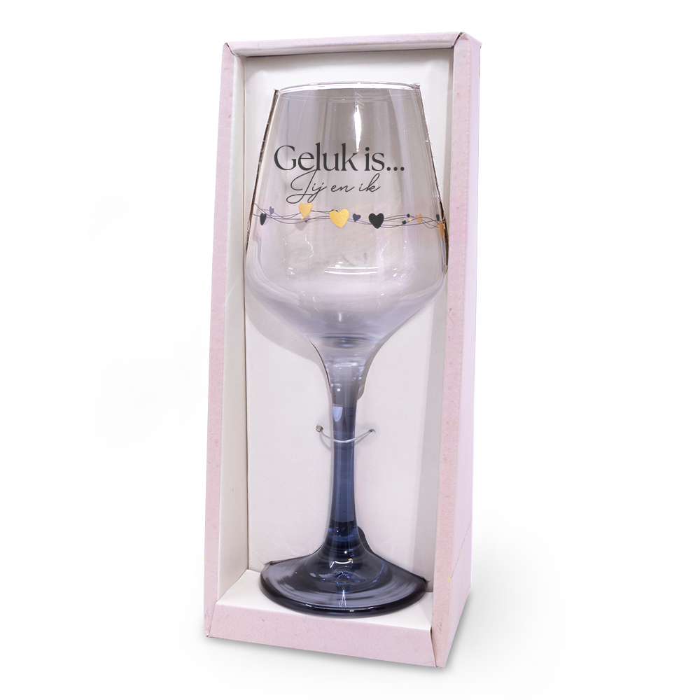 Een verjaardagsfeest, een feest voor pensioen of een bijzondere mijlpaal: het is tijd voor
champagne! Of een overheerlijke fles wijn. Gedronken uit een prachtig mooi glas, met
een unieke boodschap erop. Een boodschap speciaal voor het stralende middelpunt. De
wijn- en champagneglazen zijn stuk voor stuk voorzien van een luxe goud-zwarte
bedrukking en hebben een gekleurde voet. Verpakt in een prachtige halfopen
cadeaudoos zijn deze glazen een perfect cadeau voor alle feestelijke momenten.