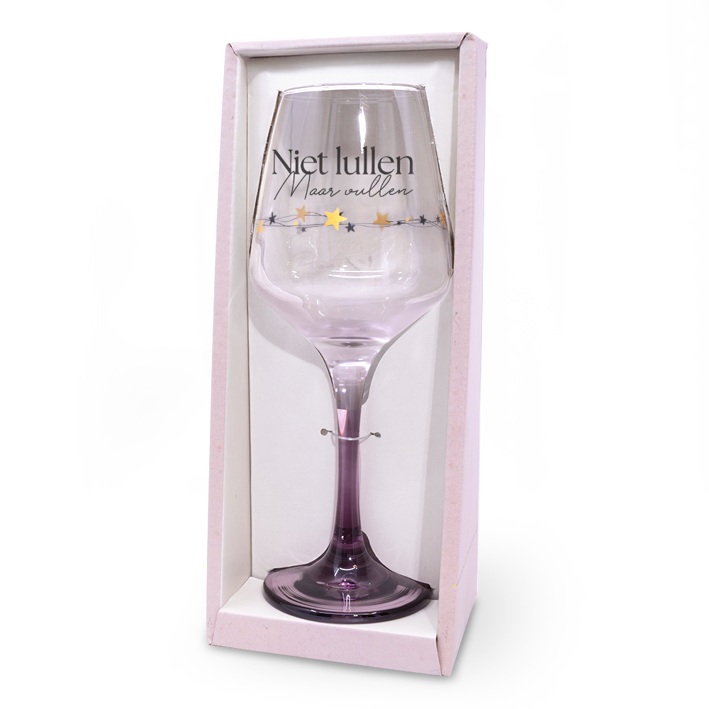 Een verjaardagsfeest, een feest voor pensioen of een bijzondere mijlpaal: het is tijd voor
champagne! Of een overheerlijke fles wijn. Gedronken uit een prachtig mooi glas, met
een unieke boodschap erop. Een boodschap speciaal voor het stralende middelpunt. De
wijn- en champagneglazen zijn stuk voor stuk voorzien van een luxe goud-zwarte
bedrukking en hebben een gekleurde voet. Verpakt in een prachtige halfopen
cadeaudoos zijn deze glazen een perfect cadeau voor alle feestelijke momenten. 