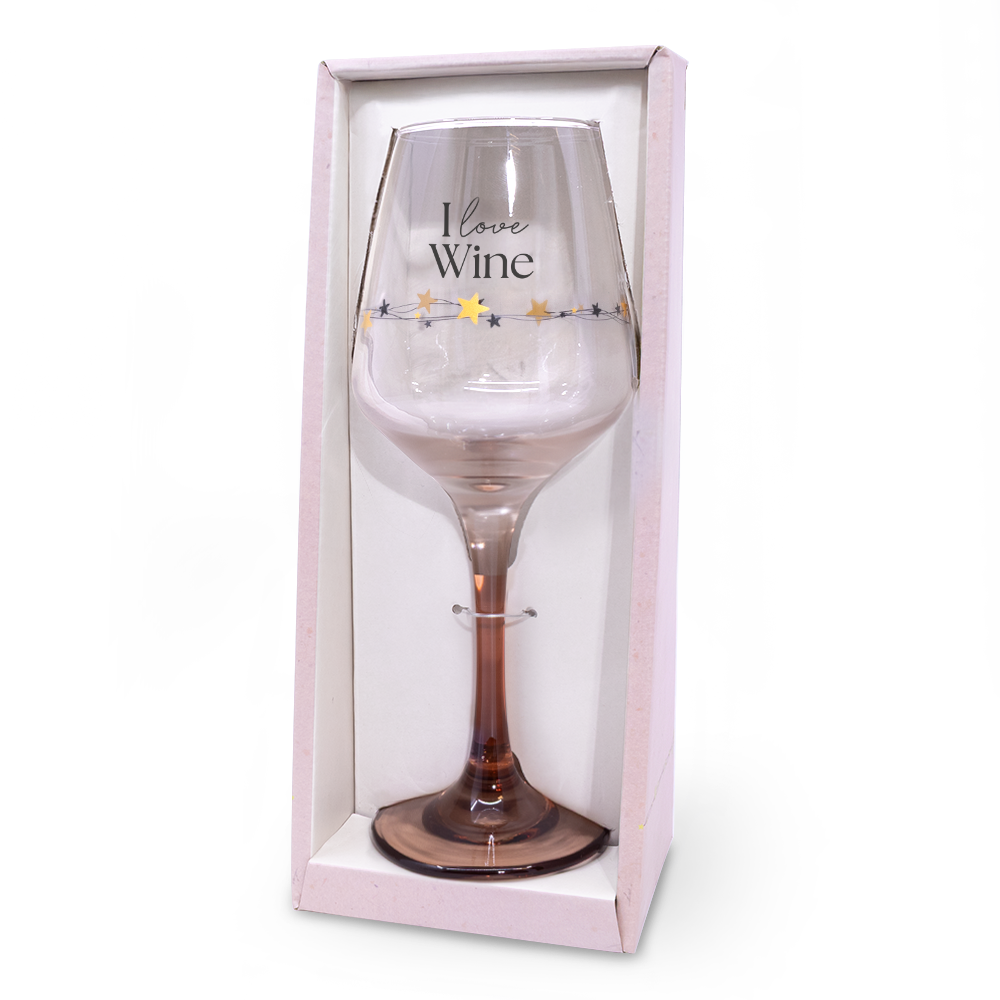 Een verjaardagsfeest, een feest voor pensioen of een bijzondere mijlpaal: het is tijd voor
champagne! Of een overheerlijke fles wijn. Gedronken uit een prachtig mooi glas, met
een unieke boodschap erop. Een boodschap speciaal voor het stralende middelpunt. De
wijn- en champagneglazen zijn stuk voor stuk voorzien van een luxe goud-zwarte
bedrukking en hebben een gekleurde voet. Verpakt in een prachtige halfopen
cadeaudoos zijn deze glazen een perfect cadeau voor alle feestelijke momenten.