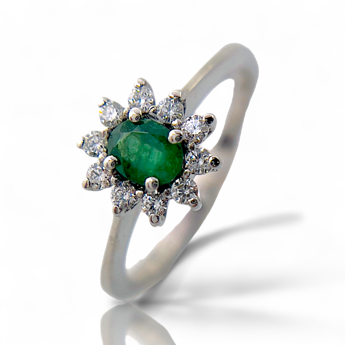De Entourage smaragd 0.32 crt en Diamant 0.185 ring, model VIC.8894R, is gemaakt van 14 karaats witgoud. Deze prachtige ring combineert een smaragd met diamanten en straalt elegantie uit. Draag het als een verfijnd statementstuk voor bijzondere gelegenheden of om een dagelijkse outfit te verfraaien.