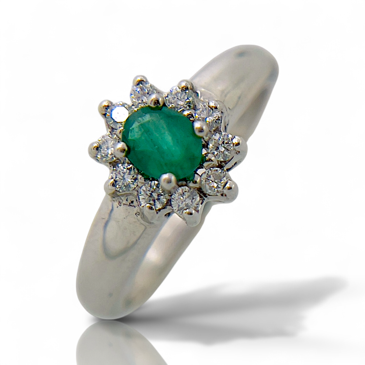 De Entourage Ring met Smaragd 0.33 crt en Diamanten 0.18 crt, modelnummer VIC.L810, is een verfijnd sieraad van 14 karaat goud. Perfect voor een elegante uitstraling. Draag deze ring solo voor een subtiele elegantie of combineer met andere ringen voor een meer gelaagde look. Ideaal voor speciale gelegenheden of een vleugje luxe in je dagelijks leven.
