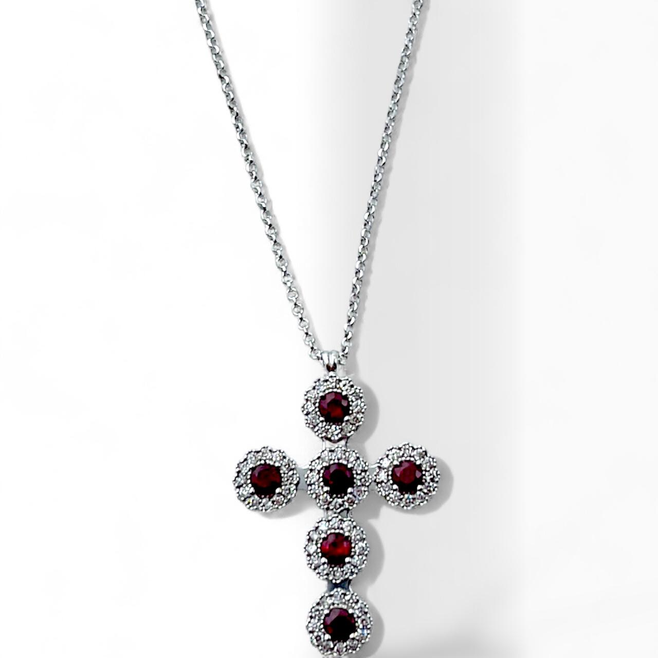 Dit prachtige Entourage kruis collier, modelnummer CD539Kruis, is een verfijnd sieraad dat gemaakt is van 18 karaats witgoud. Het bevat schitterende edelstenen: een robijn van 0.48 crt en diamanten van 0.30 crt. Draag dit luxe juweel op een verfijnde blouse of jurk voor een elegante en tijdloze look. 