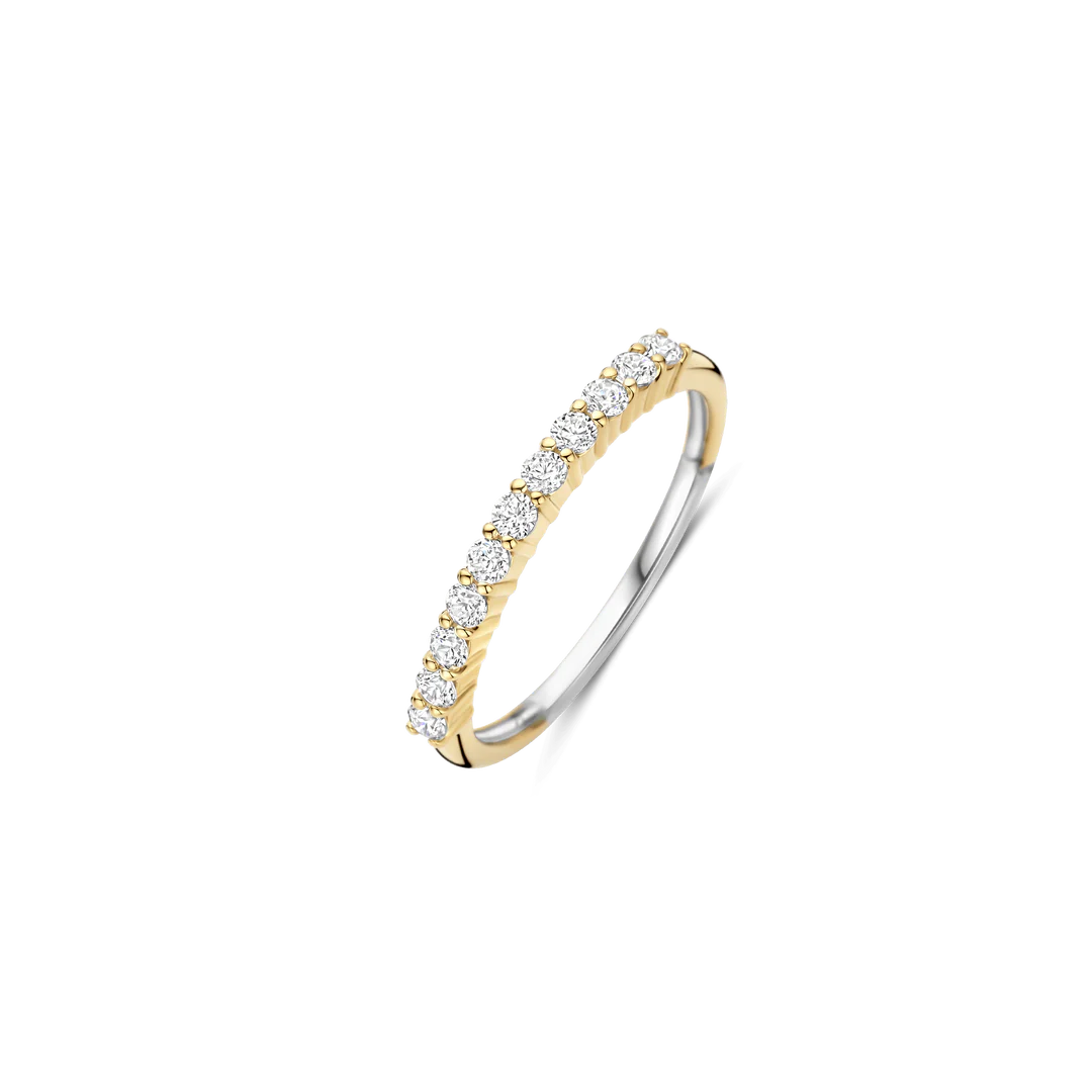 Omarm tijdloze verfijning met deze TI SENTO goudkleurig vergulde zilveren ring 12382ZY. Gevormd uit 925 sterling zilver en afgewerkt met stralend goudkleurig verguld, is de ring bekroond met een delicate rij van kleine briljant geslepen witte cubic zirconia. Hun fijne profiel roept de elegantie van een klassieke eternity ring op en voegt een subtiel lichtaccent toe dat moeiteloos combineert met zowel vintage erfstukken als moderne stackers. Draag de ring als dagelijkse signature of geef hem als een subtiel teken van verbondenheid. Nikkelvrij en hypoallergeen, voor luxe comfort dag na dag.