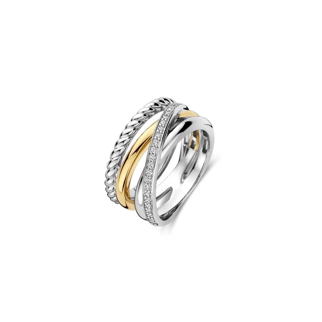 Vier iconisch design met deze TI SENTO vergulde ring 12384ZY. Een frisse interpretatie van een van onze meest geliefde silhouetten, deze ring verenigt sculpturale rondingen met verfijnd contrast. Vervaardigd uit hoogwaardig 925 sterling zilver combineert hij een stralende goudkleurige vergulding, een gedraaide kabelband en een pavé gezet lint, waarin licht, textuur en beweging samenkomen. Gedurfd en toch moeiteloos, hij voegt gelaagde diepte toe aan zowel casual looks als avondse styling. Nikkelvrij en hypoallergeen, deze ring is evenzeer een statement van comfort als van stijl.