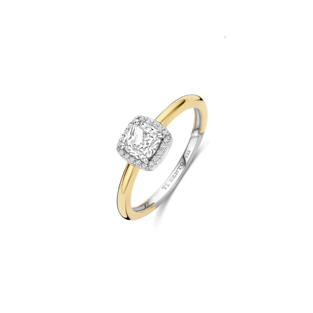 Verhoog dagelijkse elegantie met deze TI SENTO goudkleurig vergulde zilveren ring 12388ZY. Vervaardigd uit 925 sterling zilver, combineert de ring twee afwerkingen: stralend goudkleurig verguld op de bovenste curve en spiegelend platinakleurig op de onderzijde, voor een verfijnd spel van warmte en koele glans. In het midden prijkt een 7 mm fantasy-cut witte cubic zirconia, omringd door een micro-halo van pavé-steentjes die de luminantie van de edelsteen versterken. Het slanke profiel glijdt moeiteloos naast andere stackers en maakt toch een subtiel zelfverzekerde indruk wanneer het solo wordt gedragen. Nikkelvrij en hypoallergeen, deze ring combineert blijvende schittering met comfortabel draagplezier voor de hele dag.

