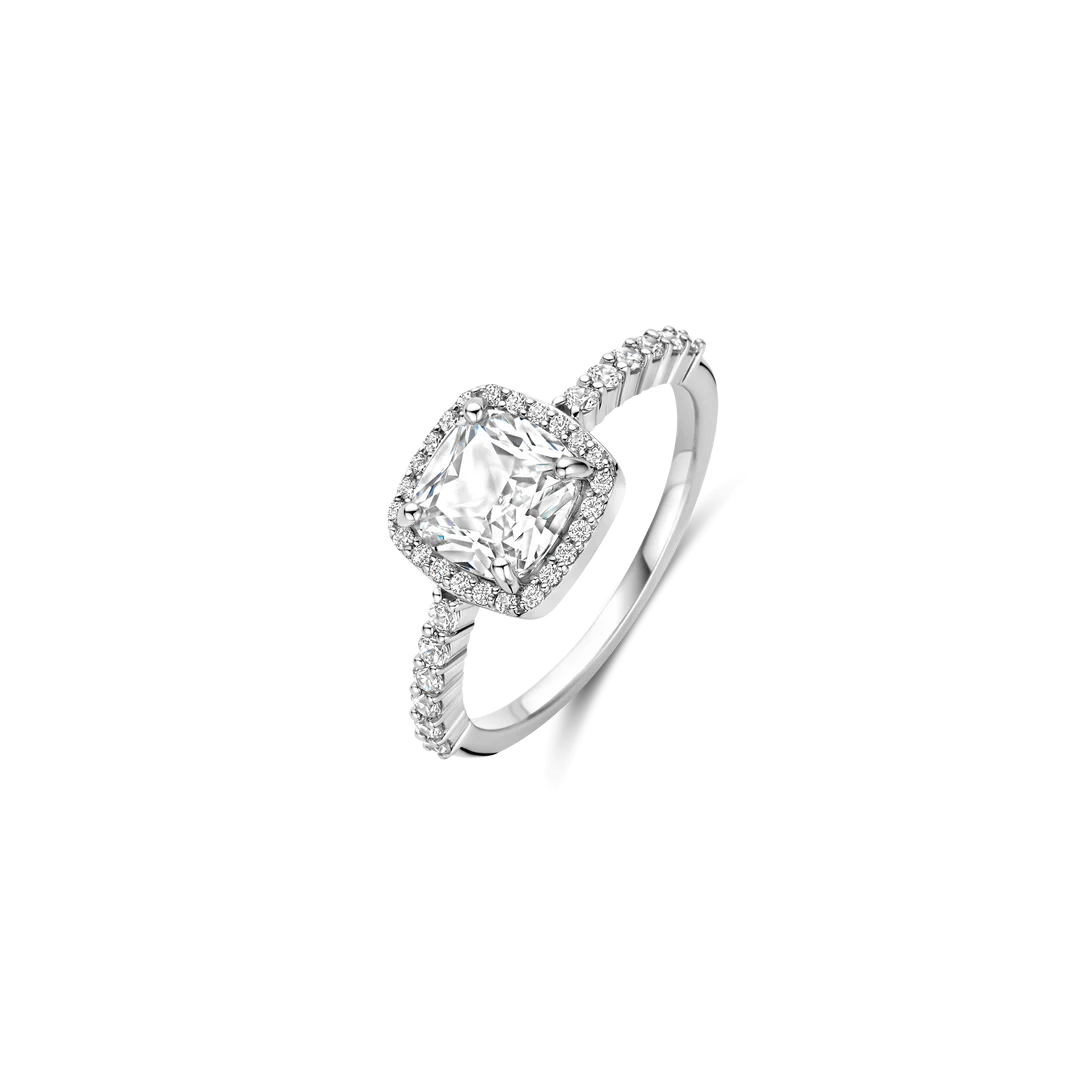 Geniet van verfijnde glans met deze TI SENTO platinakleurig vergulde zilveren ring 12389ZI. Vervaardigd uit 925 sterling zilver en voorzien van een spiegelend platinakleurige afwerking, is de band half bedekt met pavé-steentjes die de blik naar de 9 mm fantasy-cut witte cubic zirconia in het midden leiden. Een delicate micro-halo omlijst de centrale steen, versterkt elk lichtspel en geeft het ontwerp een tijdloze elegantie. Draag de ring solo als een opvallend sieraad voor een scherpe verfijning, of combineer hem met slanke stackers voor een persoonlijke sprankeling. Volledig nikkelvrij en hypoallergeen, biedt deze ring blijvende kwaliteit en moeiteloos comfort.