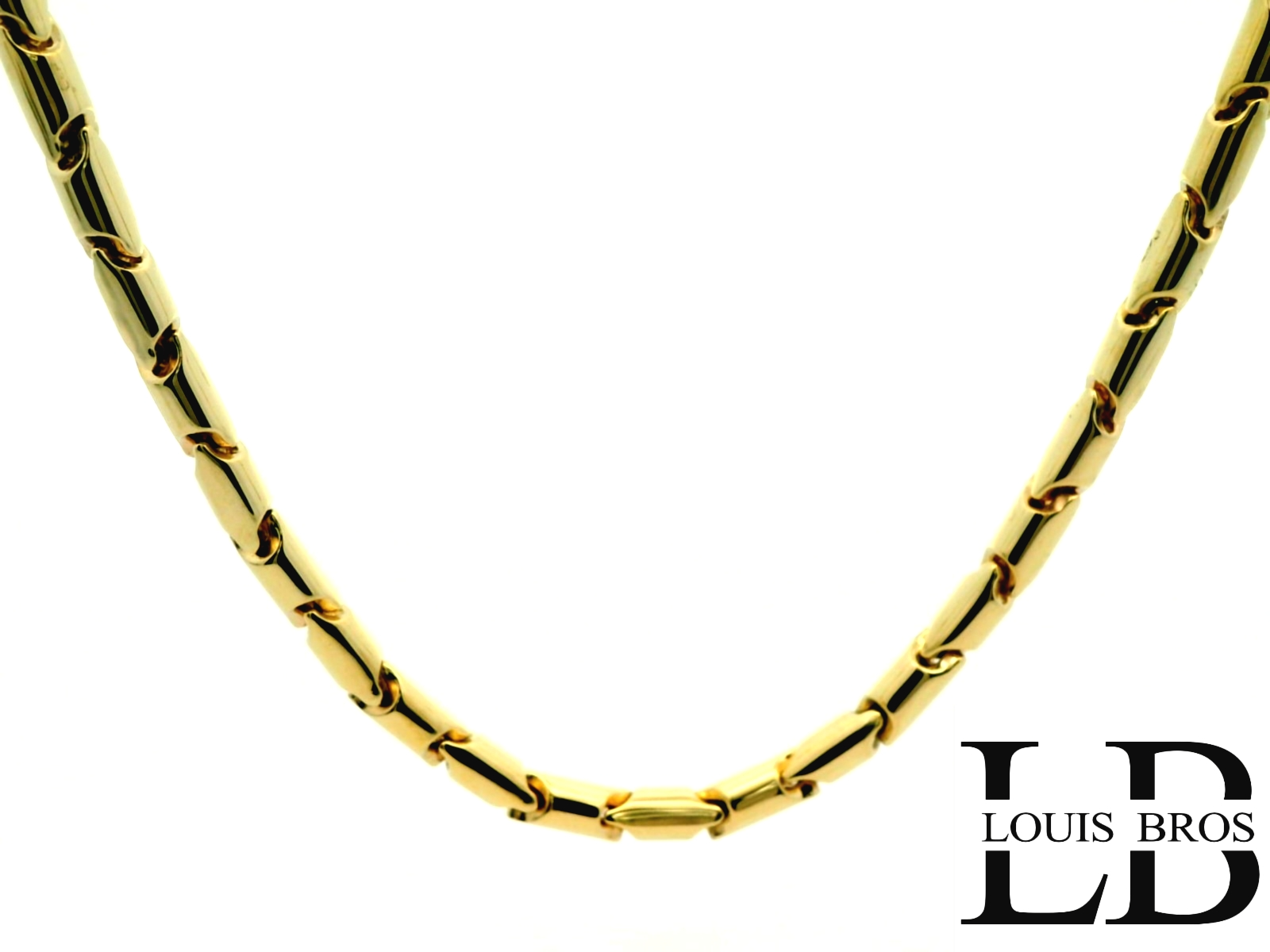 Dit geelgouden collier van 14 karaat is een klassieke eyecatcher die elke outfit naar een hoger niveau tilt. Het collier is vervaardigd uit hoogwaardig 14 karaat goud en straalt pure elegantie uit. De verfijnde schakels geven het sieraad een luxe en stijlvolle uitstraling, terwijl het tijdloze ontwerp ervoor zorgt dat het collier jarenlang gedragen kan worden – passend bij zowel moderne als klassieke looks.
Perfect om solo te dragen als subtiel statement, of te combineren met andere sieraden voor een gelaagde en chique uitstraling. Dit collier is een onmisbaar juweel in de sieradencollectie van iedere vrouw die houdt van klasse en verfijning.
Het collier is verkrijgbaar in verschillende lengtes.