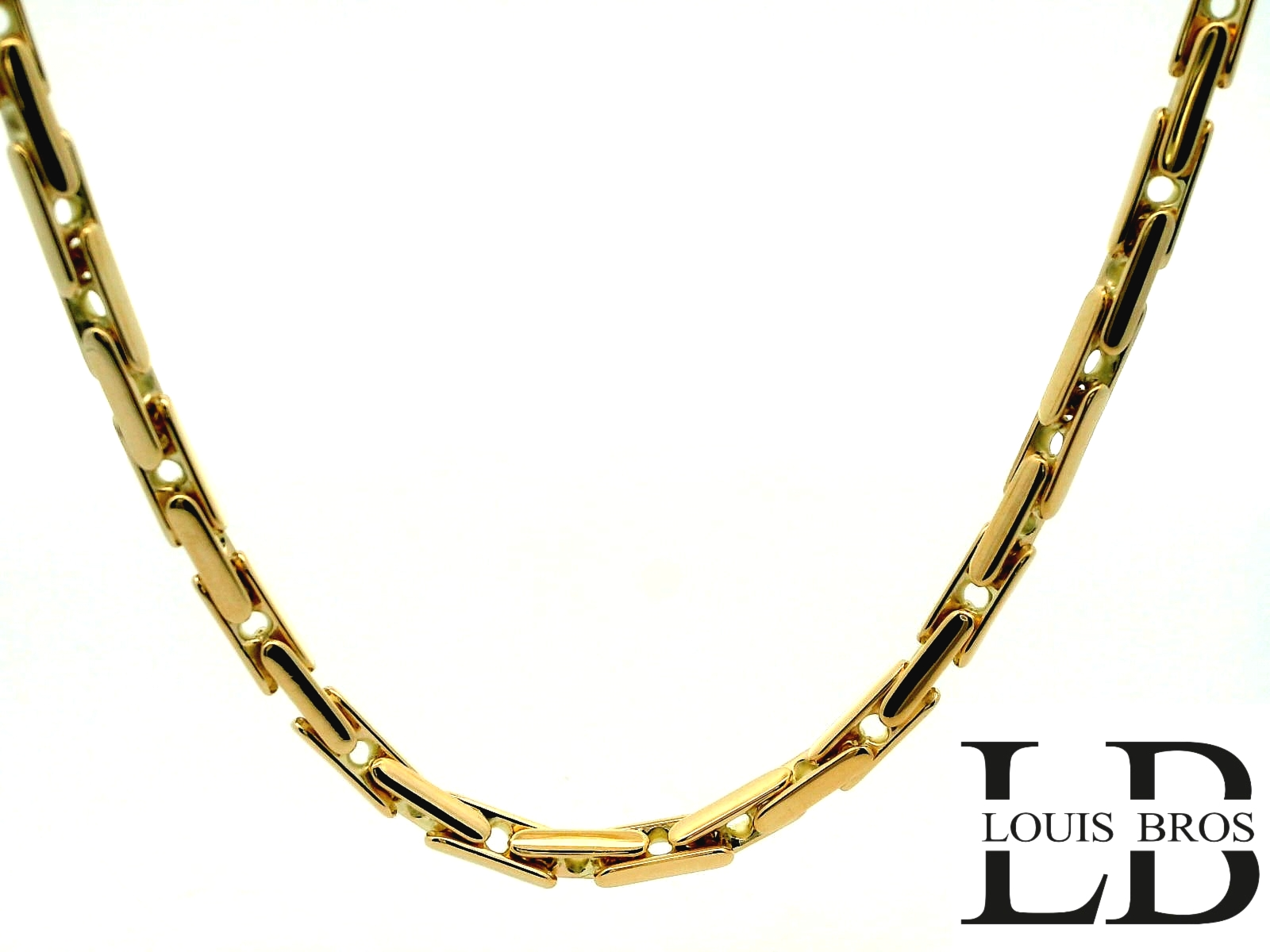 Dit prachtige geelgouden collier van 14 karaat (15.45 gr) is een tijdloos en stijlvol sieraad dat pure elegantie uitstraalt. De strakke schakels geven het collier een moderne en verfijnde uitstraling, terwijl de warme glans van geelgoud zorgt voor een klassieke en luxueuze touch.
Dankzij het tijdloze ontwerp is dit collier veelzijdig te dragen – van dagelijks gebruik tot feestelijke gelegenheden. Solo gedragen vormt het een subtiel maar chic statement, en gecombineerd met andere sieraden creëert het een extra rijke uitstraling.
Een duurzaam en waardevol juweel dat een blijvende plaats verdient in iedere sieradencollectie.
Het collier is verkrijgbaar in verschillende lengtes.
