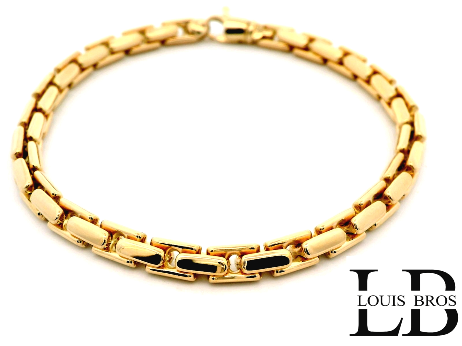 Deze geelgouden armband van 14 karaat (12.64 gr) straalt luxe en elegantie uit. Het verfijnde schakelontwerp geeft de armband een chique en tijdloze uitstraling, terwijl de warme glans van het goud zorgt voor een klassieke en stijlvolle afwerking.
De stevige schakels maken dit sieraad niet alleen prachtig om te zien, maar ook duurzaam en comfortabel om dagelijks te dragen. Of het nu gecombineerd wordt met andere sieraden of solo als statement piece, deze armband voegt altijd een vleugje klasse toe.
Een waardevol juweel dat een onmisbare aanvulling vormt op de sieradencollectie van iedere vrouw.
De armband is verkrijgbaar in verschillende lengtes.