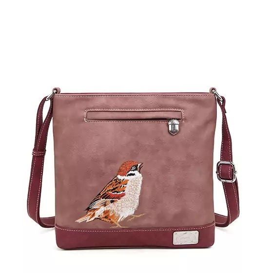 Productomschrijving – Duurzame en Vegan Crossbodytas met Borduurwerk
Wat een plaatje! Deze charmante crossbodytas is niet alleen een lust voor het oog, maar ook nog eens praktisch én duurzaam. Gemaakt van 100% veganistische materialen, en eerlijk geproduceerd met oog voor mens en planeet.
Dankzij het slimme ontwerp heb je alles wat je nodig hebt binnen handbereik. Je mobiele telefoon past perfect in het voorvakje, terwijl je sleutels en papieren veilig opgeborgen zijn in het achtervakje. Binnenin vind je nog eens drie aparte vakken voor al je kleine essentials. Het hoofdvak biedt voldoende ruimte voor je portemonnee, make-up, zonnebril of andere dagelijkse benodigdheden.
De verstelbare schouderriem is geschikt voor elke lichaamslengte – van XS tot XXL – waardoor de tas comfortabel te dragen is voor iedereen. De kleurrijke, bedrukte voering en het prachtige borduurwerk aan de buitenzijde maken deze tas tot een echte eyecatcher.
Waarom je deze tas moet hebben:
✅ Afmetingen: H25 x B24 x D4 cm
✅ Verstelbare schouderband – draag ‘m hoe jij wilt
✅ Prachtig borduurwerk – met liefde gemaakt
✅ 5 vakken totaal – 3 binnen, 2 buiten
✅ 100% veganistisch & duurzaam – goed voor jou én de wereld
✅ Eerlijke productie – met respect voor mens en milieu
Deze kleine, stijlvolle damestas is perfect voor dagelijks gebruik, een festival, citytrip of avondje uit.
Bestel nu jouw nieuwe favoriete tas – duurzaam, modieus én praktisch!