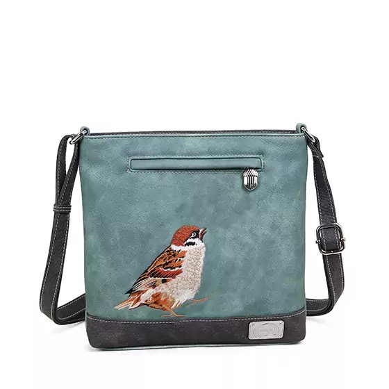 Productomschrijving – Duurzame en Vegan Crossbodytas met Borduurwerk
Wat een plaatje! Deze charmante crossbodytas is niet alleen een lust voor het oog, maar ook nog eens praktisch én duurzaam. Gemaakt van 100% veganistische materialen, en eerlijk geproduceerd met oog voor mens en planeet.
Dankzij het slimme ontwerp heb je alles wat je nodig hebt binnen handbereik. Je mobiele telefoon past perfect in het voorvakje, terwijl je sleutels en papieren veilig opgeborgen zijn in het achtervakje. Binnenin vind je nog eens drie aparte vakken voor al je kleine essentials. Het hoofdvak biedt voldoende ruimte voor je portemonnee, make-up, zonnebril of andere dagelijkse benodigdheden.
De verstelbare schouderriem is geschikt voor elke lichaamslengte – van XS tot XXL – waardoor de tas comfortabel te dragen is voor iedereen. De kleurrijke, bedrukte voering en het prachtige borduurwerk aan de buitenzijde maken deze tas tot een echte eyecatcher.
Waarom je deze tas moet hebben:
✅ Afmetingen: H25 x B24 x D4 cm
✅ Verstelbare schouderband – draag ‘m hoe jij wilt
✅ Prachtig borduurwerk – met liefde gemaakt
✅ 5 vakken totaal – 3 binnen, 2 buiten
✅ 100% veganistisch & duurzaam – goed voor jou én de wereld
✅ Eerlijke productie – met respect voor mens en milieu
Deze kleine, stijlvolle damestas is perfect voor dagelijks gebruik, een festival, citytrip of avondje uit.
Bestel nu jouw nieuwe favoriete tas – duurzaam, modieus én praktisch!