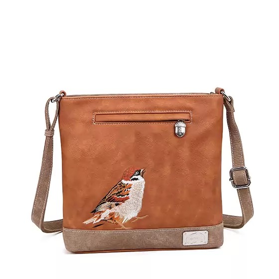 Productomschrijving – Duurzame en Vegan Crossbodytas met Borduurwerk
Wat een plaatje! Deze charmante crossbodytas is niet alleen een lust voor het oog, maar ook nog eens praktisch én duurzaam. Gemaakt van 100% veganistische materialen, en eerlijk geproduceerd met oog voor mens en planeet.
Dankzij het slimme ontwerp heb je alles wat je nodig hebt binnen handbereik. Je mobiele telefoon past perfect in het voorvakje, terwijl je sleutels en papieren veilig opgeborgen zijn in het achtervakje. Binnenin vind je nog eens drie aparte vakken voor al je kleine essentials. Het hoofdvak biedt voldoende ruimte voor je portemonnee, make-up, zonnebril of andere dagelijkse benodigdheden.
De verstelbare schouderriem is geschikt voor elke lichaamslengte – van XS tot XXL – waardoor de tas comfortabel te dragen is voor iedereen. De kleurrijke, bedrukte voering en het prachtige borduurwerk aan de buitenzijde maken deze tas tot een echte eyecatcher.
Waarom je deze tas moet hebben:
✅ Afmetingen: H25 x B24 x D4 cm
✅ Verstelbare schouderband – draag ‘m hoe jij wilt
✅ Prachtig borduurwerk – met liefde gemaakt
✅ 5 vakken totaal – 3 binnen, 2 buiten
✅ 100% veganistisch & duurzaam – goed voor jou én de wereld
✅ Eerlijke productie – met respect voor mens en milieu
Deze kleine, stijlvolle damestas is perfect voor dagelijks gebruik, een festival, citytrip of avondje uit.
Bestel nu jouw nieuwe favoriete tas – duurzaam, modieus én praktisch!