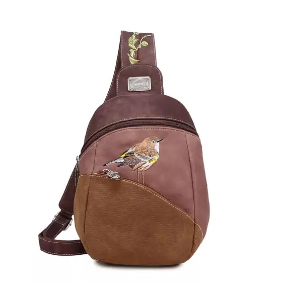 Productomschrijving – Vegan Rugzak/Slingbag met Grasmus Borduurwerk
Op zoek naar de perfecte mix tussen een schoudertas en een rugzak? Deze stijlvolle slingbag is compact maar verrassend ruim – ideaal voor een actieve dag uit, een wandeling of een citytrip.
De vrolijke grasmus op de voorkant reist altijd met je mee en geeft deze tas een unieke, natuurlijke uitstraling. Kijk van dichtbij en bewonder het fijne borduurwerk – een waar kunstwerkje! De brede, geborduurde schouderband met klimop-patroon is niet alleen prachtig, maar ook supercomfortabel, zelfs tijdens lange wandelingen.
Met een handig voorvak voor je telefoon en een veilig ritsvak aan de achterkant heb je jouw belangrijkste spullen altijd binnen handbereik én goed opgeborgen. Binnenin zorgen meerdere (rits)vakken voor een georganiseerde indeling van je dagelijkse essentials.
Waarom jij deze tas nodig hebt:
✅ Formaat: B23 x H28 x D8 cm – compact, maar ruim genoeg
✅ Multifunctioneel ontwerp: te dragen als rugzak of crossbody slingbag
✅ Uniek 'Grasmus'-borduurwerk – een echte blikvanger
✅ Meerdere vakken, incl. ritsvakken voor extra veiligheid
✅ Verstelbare riem – past zich aan jouw lichaam aan
✅ 100% veganistisch & duurzaam – gemaakt zonder dierlijke materialen
✅ Kleurrijke, bedrukte voering – verrassend van binnen én van buiten
✅ Eerlijk geproduceerd – met respect voor mens en natuur
Of je nu een wandelliefhebber, een duurzame shopper of gewoon op zoek bent naar een compacte rugzak met veel vakken – deze tas is jouw ideale metgezel.
Bestel vandaag nog jouw vegan slingbag en ga stijlvol en bewust op pad!