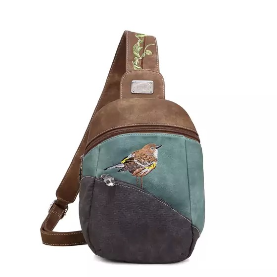 Productomschrijving – Vegan Rugzak/Slingbag met Grasmus Borduurwerk
Op zoek naar de perfecte mix tussen een schoudertas en een rugzak? Deze stijlvolle slingbag is compact maar verrassend ruim – ideaal voor een actieve dag uit, een wandeling of een citytrip.
De vrolijke grasmus op de voorkant reist altijd met je mee en geeft deze tas een unieke, natuurlijke uitstraling. Kijk van dichtbij en bewonder het fijne borduurwerk – een waar kunstwerkje! De brede, geborduurde schouderband met klimop-patroon is niet alleen prachtig, maar ook supercomfortabel, zelfs tijdens lange wandelingen.
Met een handig voorvak voor je telefoon en een veilig ritsvak aan de achterkant heb je jouw belangrijkste spullen altijd binnen handbereik én goed opgeborgen. Binnenin zorgen meerdere (rits)vakken voor een georganiseerde indeling van je dagelijkse essentials.
Waarom jij deze tas nodig hebt:
✅ Formaat: B23 x H28 x D8 cm – compact, maar ruim genoeg
✅ Multifunctioneel ontwerp: te dragen als rugzak of crossbody slingbag
✅ Uniek 'Grasmus'-borduurwerk – een echte blikvanger
✅ Meerdere vakken, incl. ritsvakken voor extra veiligheid
✅ Verstelbare riem – past zich aan jouw lichaam aan
✅ 100% veganistisch & duurzaam – gemaakt zonder dierlijke materialen
✅ Kleurrijke, bedrukte voering – verrassend van binnen én van buiten
✅ Eerlijk geproduceerd – met respect voor mens en natuur
Of je nu een wandelliefhebber, een duurzame shopper of gewoon op zoek bent naar een compacte rugzak met veel vakken – deze tas is jouw ideale metgezel.
Bestel vandaag nog jouw vegan slingbag en ga stijlvol en bewust op pad!