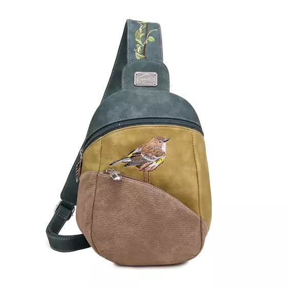 Productomschrijving – Vegan Rugzak/Slingbag met Grasmus Borduurwerk
Op zoek naar de perfecte mix tussen een schoudertas en een rugzak? Deze stijlvolle slingbag is compact maar verrassend ruim – ideaal voor een actieve dag uit, een wandeling of een citytrip.
De vrolijke grasmus op de voorkant reist altijd met je mee en geeft deze tas een unieke, natuurlijke uitstraling. Kijk van dichtbij en bewonder het fijne borduurwerk – een waar kunstwerkje! De brede, geborduurde schouderband met klimop-patroon is niet alleen prachtig, maar ook supercomfortabel, zelfs tijdens lange wandelingen.
Met een handig voorvak voor je telefoon en een veilig ritsvak aan de achterkant heb je jouw belangrijkste spullen altijd binnen handbereik én goed opgeborgen. Binnenin zorgen meerdere (rits)vakken voor een georganiseerde indeling van je dagelijkse essentials.
Waarom jij deze tas nodig hebt:
✅ Formaat: B23 x H28 x D8 cm – compact, maar ruim genoeg
✅ Multifunctioneel ontwerp: te dragen als rugzak of crossbody slingbag
✅ Uniek 'Grasmus'-borduurwerk – een echte blikvanger
✅ Meerdere vakken, incl. ritsvakken voor extra veiligheid
✅ Verstelbare riem – past zich aan jouw lichaam aan
✅ 100% veganistisch & duurzaam – gemaakt zonder dierlijke materialen
✅ Kleurrijke, bedrukte voering – verrassend van binnen én van buiten
✅ Eerlijk geproduceerd – met respect voor mens en natuur
Of je nu een wandelliefhebber, een duurzame shopper of gewoon op zoek bent naar een compacte rugzak met veel vakken – deze tas is jouw ideale metgezel.
Bestel vandaag nog jouw vegan slingbag en ga stijlvol en bewust op pad!