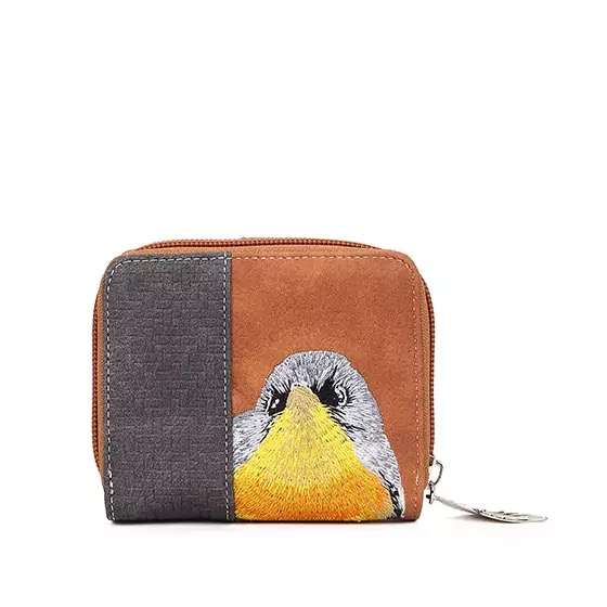 Productomschrijving – Vegan Portemonnee met Geborduurde Vogeltjes
Of je nu al een vogeltas hebt of niet – een portemonnee met een geborduurd vogeltje is altijd een vrolijke aanvulling op je collectie. Klein, handig en onweerstaanbaar schattig! Deze compacte vegan portemonnee past moeiteloos in elke tas, maar laat zich zeker niet zomaar over het hoofd zien.
Met maar liefst 16 pasjesvakjes, een ruim vak voor briefgeld én meerdere vakjes voor muntgeld is dit kleine formaat groots in functionaliteit. De combinatie van een ritssluiting en drukknoop zorgt voor extra veiligheid én gemak in gebruik.
En dan die keuze... hoe ga je ooit kiezen tussen deze vijf eigenzinnige vogels? Elke portemonnee is voorzien van een prachtig, met de hand geborduurd vogeltje – een uniek cadeau voor jezelf of voor een andere vogelliefhebber.
Waarom dit jouw nieuwe favoriete portemonnee wordt:
✅ Compact formaat: B11 x H9 x D3 cm – past in elke tas
✅ 16 pasjesvakjes – genoeg ruimte voor al je kaarten
✅ Vakjes voor muntgeld & briefgeld – alles overzichtelijk opgeborgen
✅ Veilige sluiting: ritssluiting + drukknoop
✅ Keuze uit meerdere geborduurde vogels – elk exemplaar uniek
✅ 100% vegan & eerlijk geproduceerd – diervriendelijk en duurzaam
✅ Perfect als cadeau – leuk, origineel en praktisch
Tijd om je vogelcollectie uit te breiden? Kies jouw favoriete gevederde vriend en voeg een beetje speelse elegantie toe aan je dagelijkse routine!
Bestel nu jouw vogelportemonnee – klein in formaat, groots in karakter.